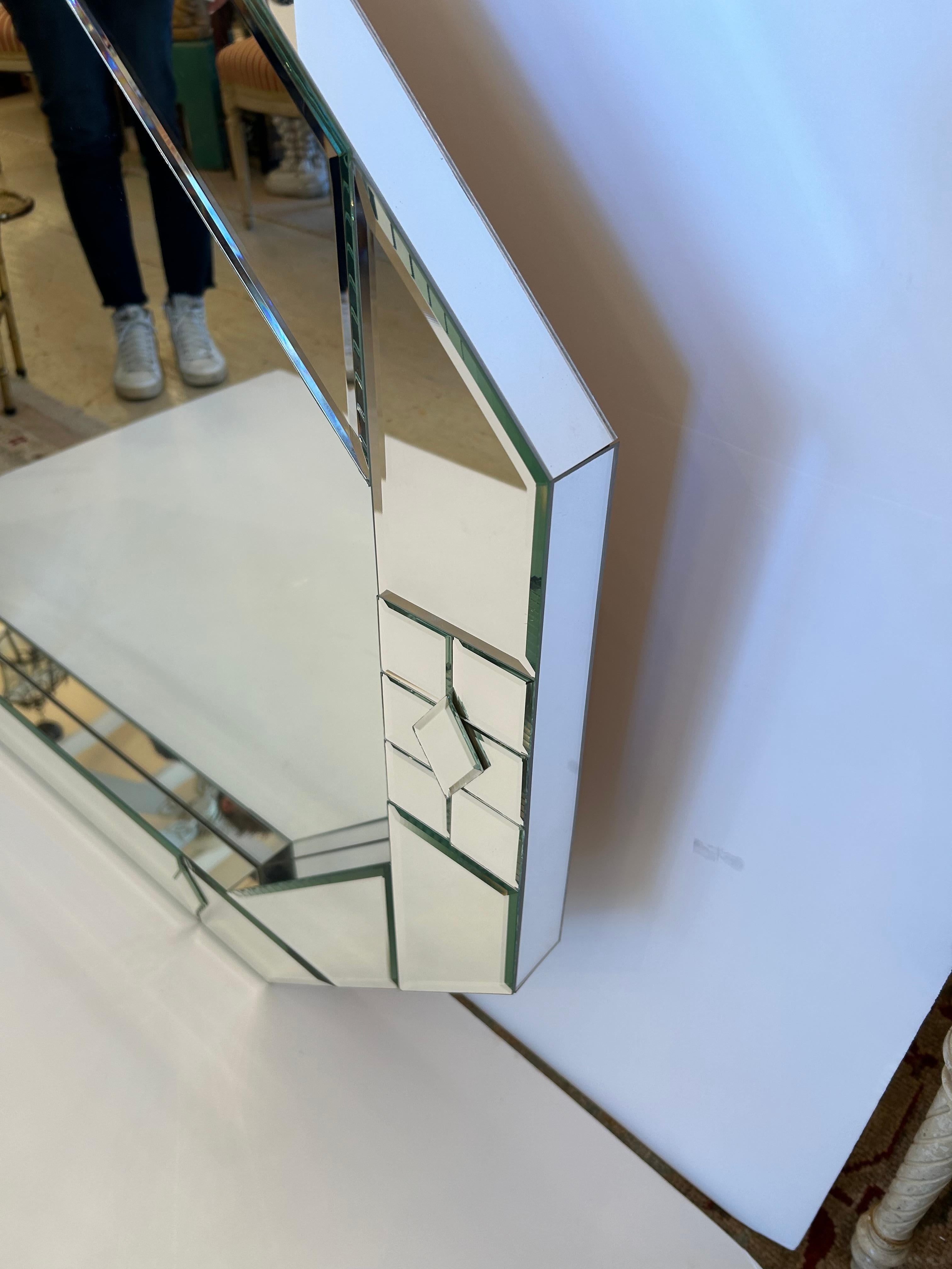 Dramatischer, großer, abgeschrägter, achteckiger Spiegel mit dreieckigem Dekor.  Sieht sowohl horizontal als auch vertikal aufgehängt großartig aus.
