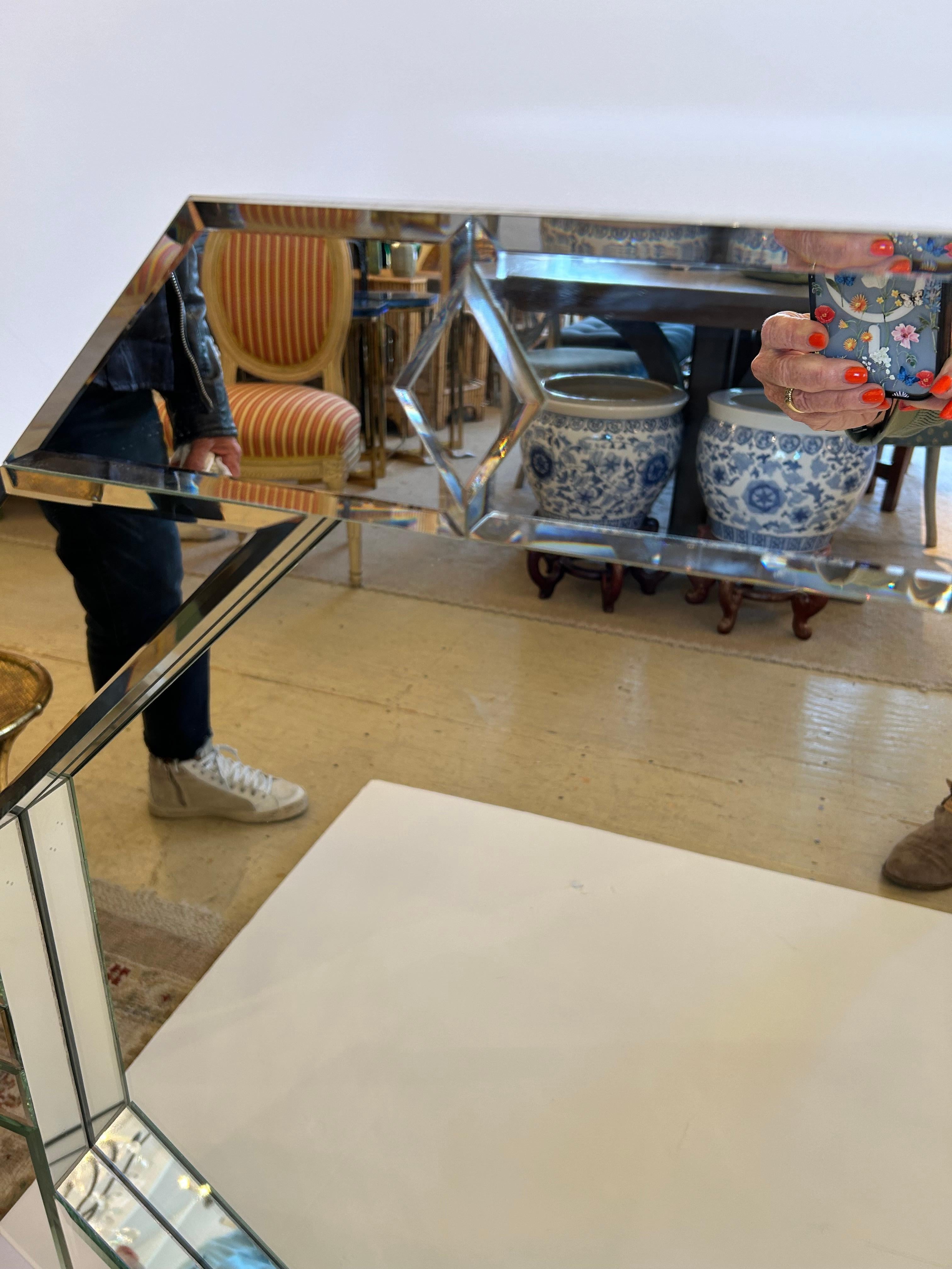 Dramatischer großer achteckiger Carvers Guild Wandspiegel mit Facettenschliff (Ende des 20. Jahrhunderts) im Angebot