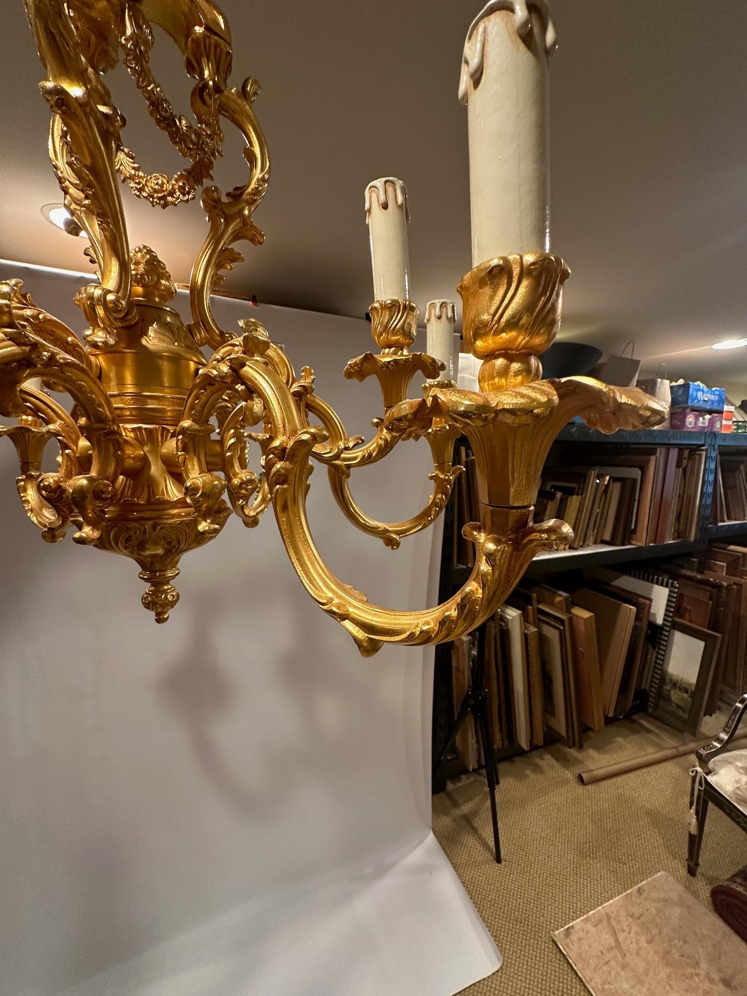 Eleganza e raffinatezza per il grande lampadario a 9 bracci in bronzo di Dore, proveniente dall'Italia.
Catena da 20 pollici