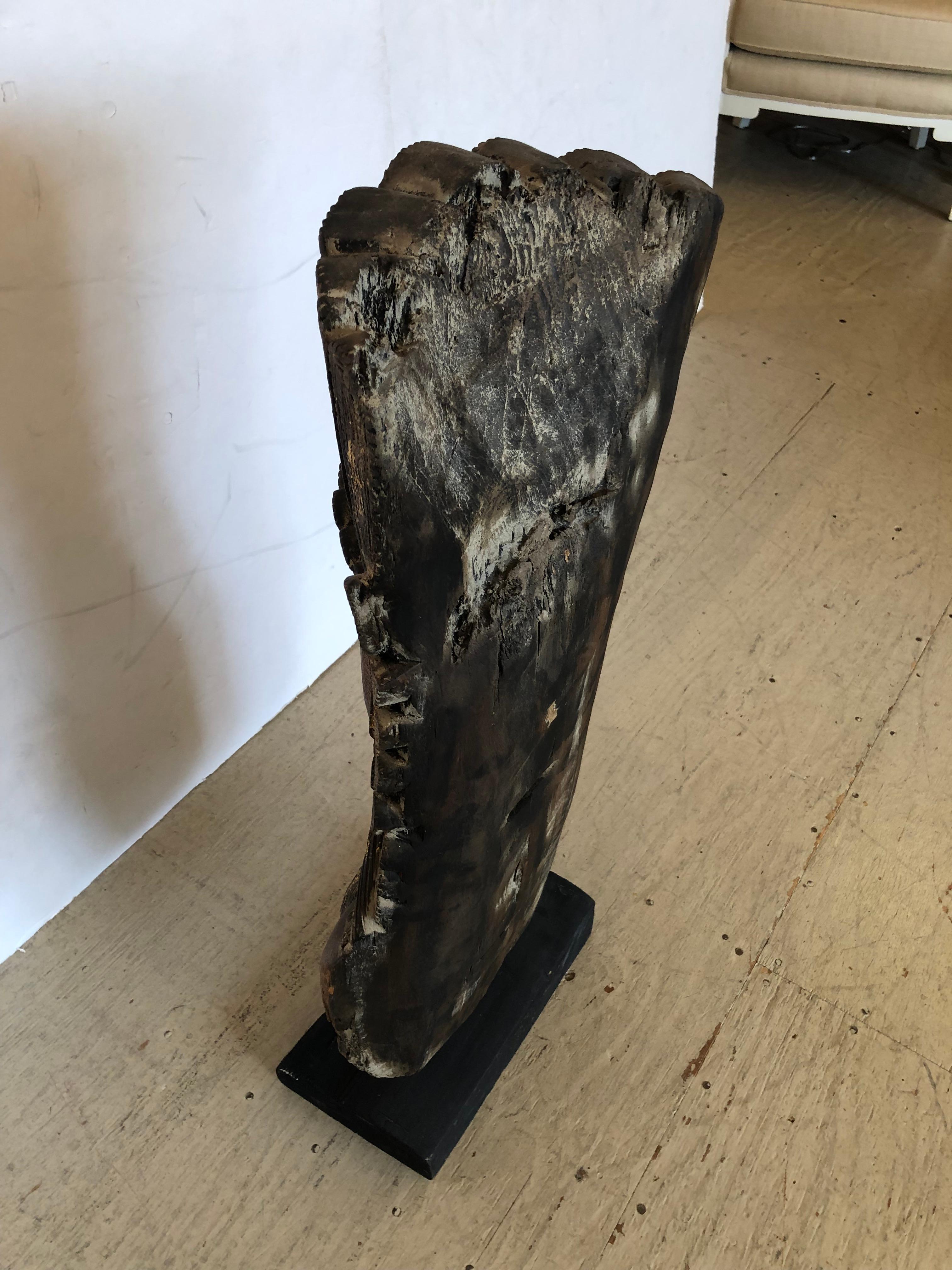 Dramatische große thailändische Göttin-Skulptur aus vergoldetem Holz im Angebot 4