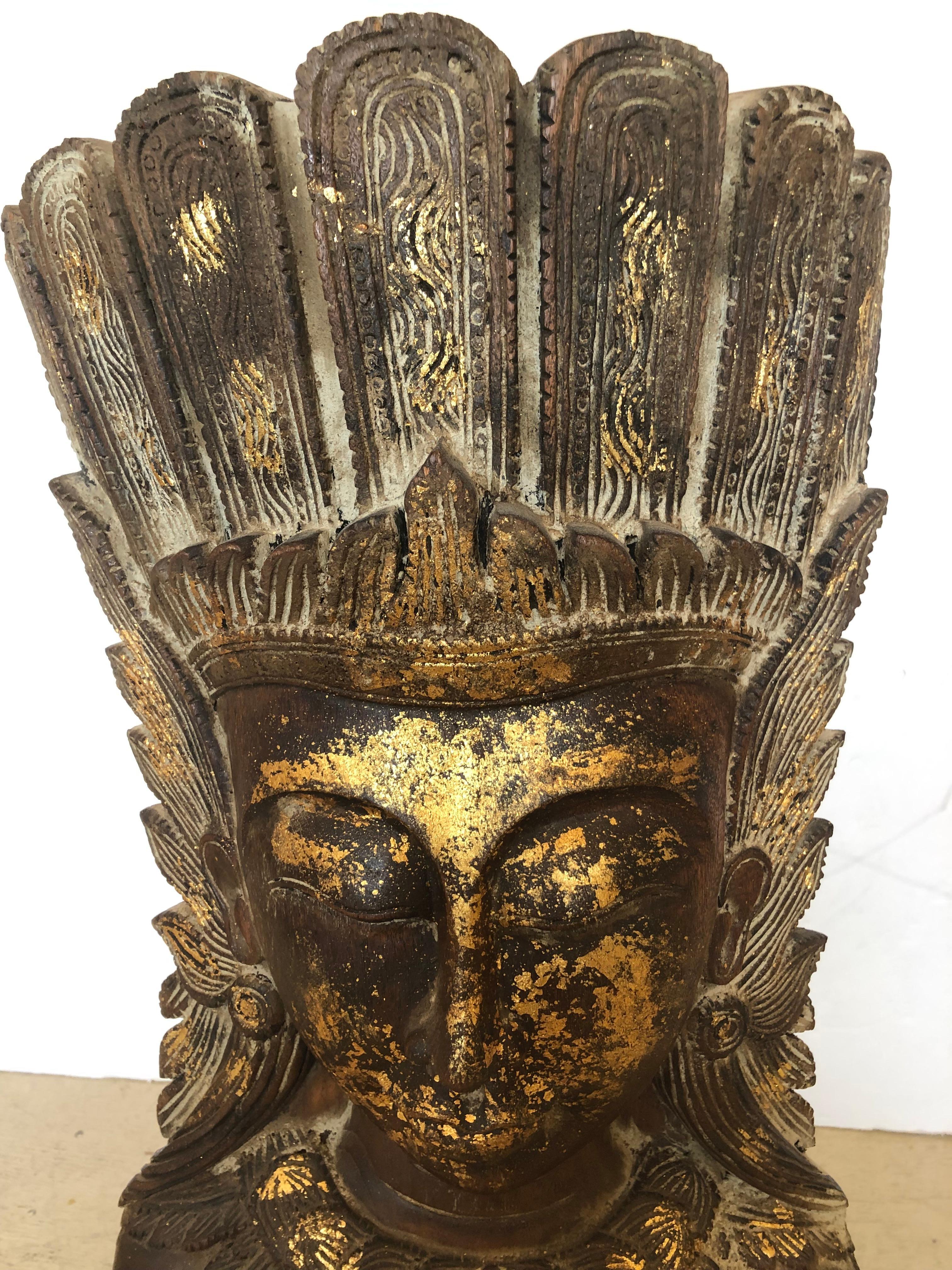 Dramatische große thailändische Göttin-Skulptur aus vergoldetem Holz (Thailändisch) im Angebot