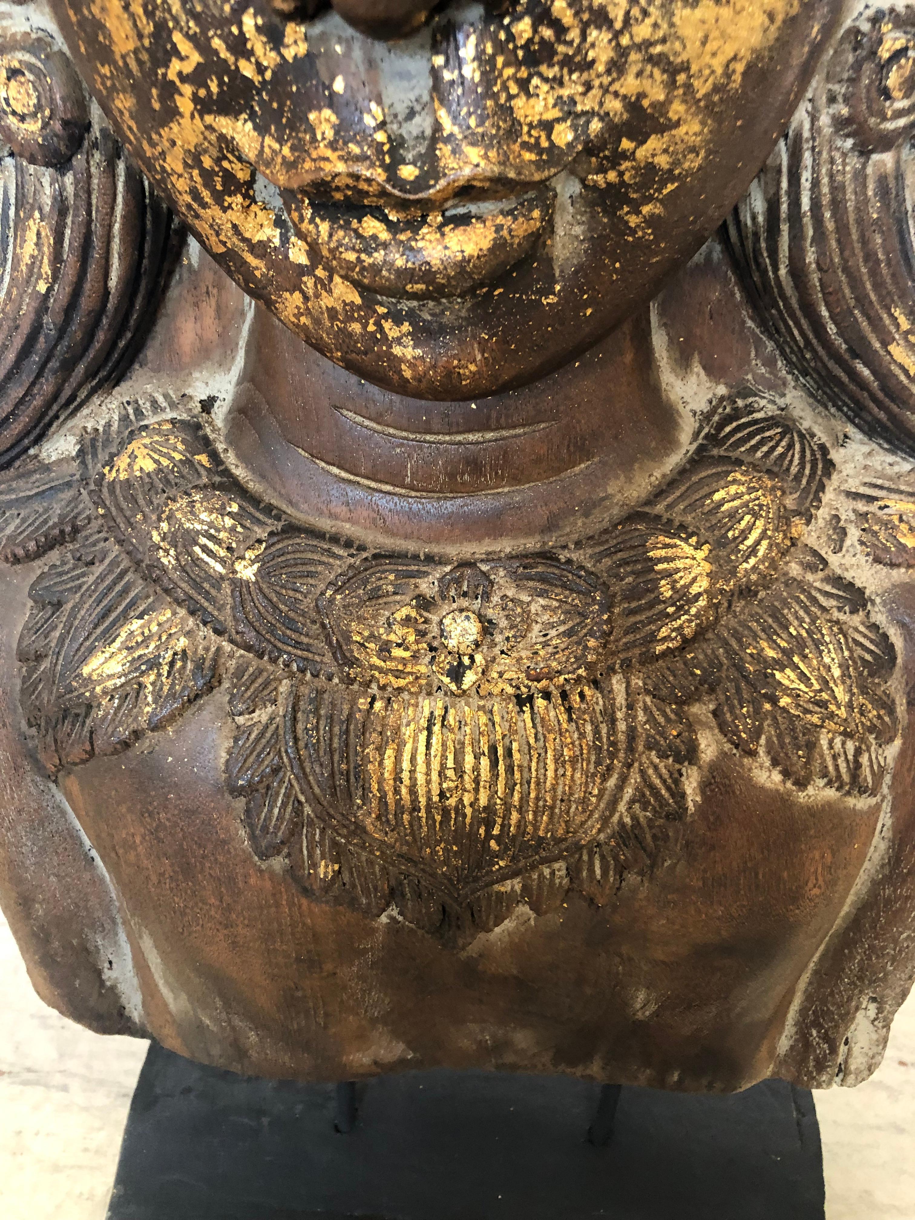 Grande sculpture dramatique de déesse thaïlandaise en bois doré Abîmé - En vente à Hopewell, NJ