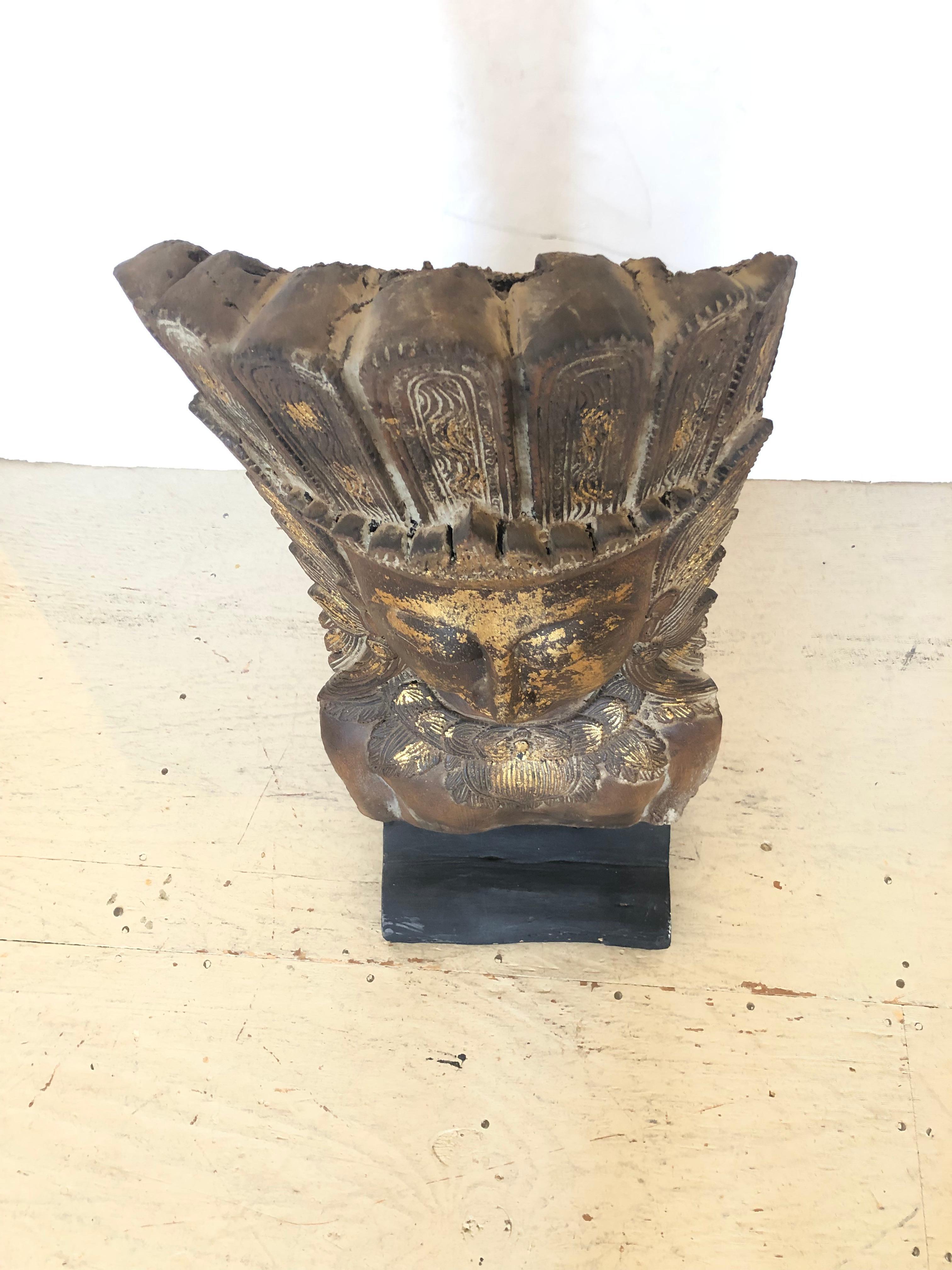 Dramatische große thailändische Göttin-Skulptur aus vergoldetem Holz im Angebot 1