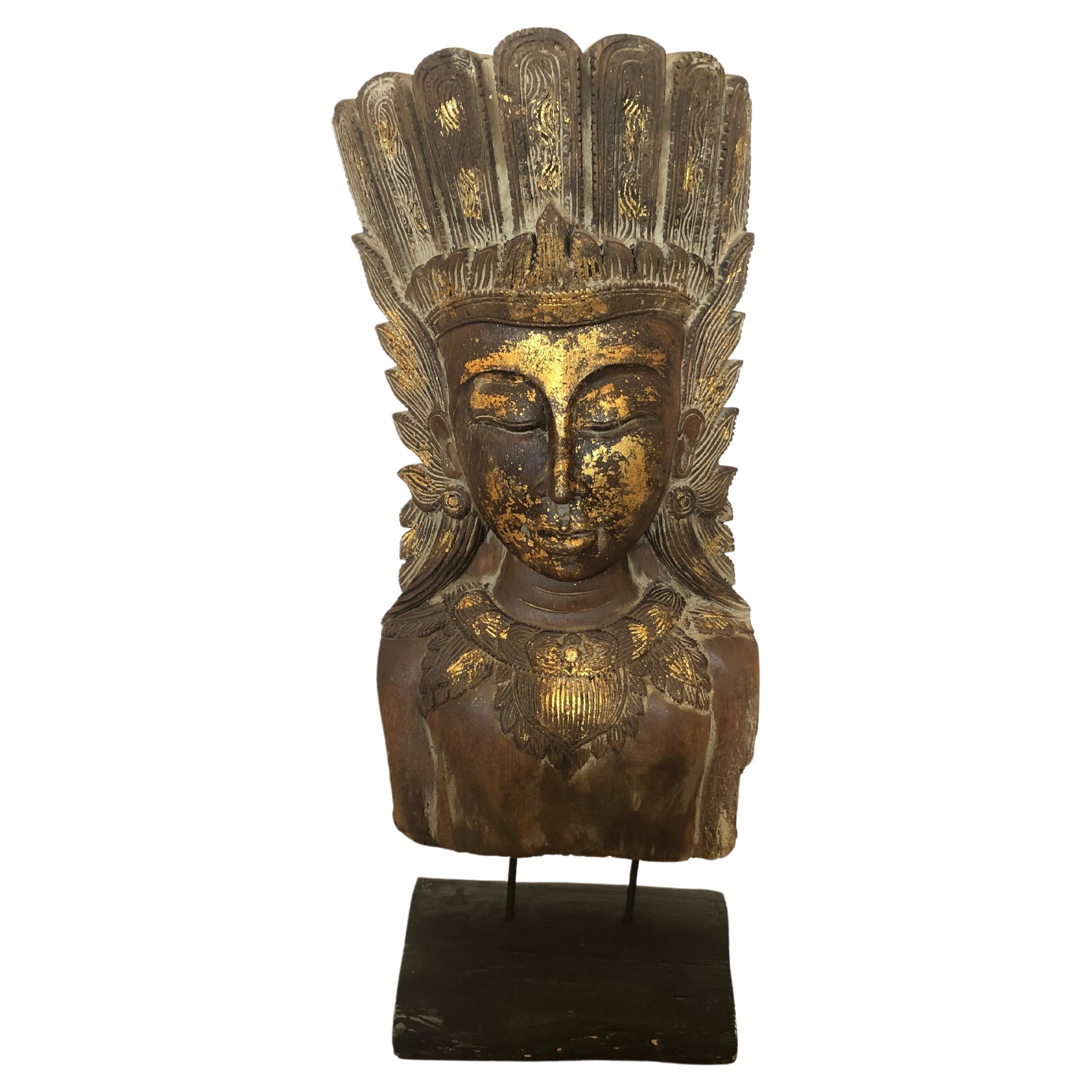 Grande sculpture dramatique de déesse thaïlandaise en bois doré en vente