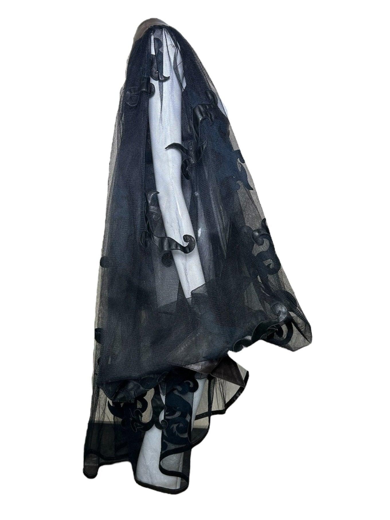 Dramatische Jacke mit filigranem Leder und Tüll-Ballonärmeln (Schwarz) im Angebot