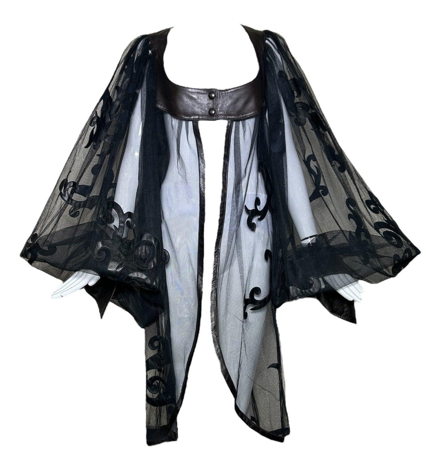 Dramatische Jacke mit filigranem Leder und Tüll-Ballonärmeln im Angebot