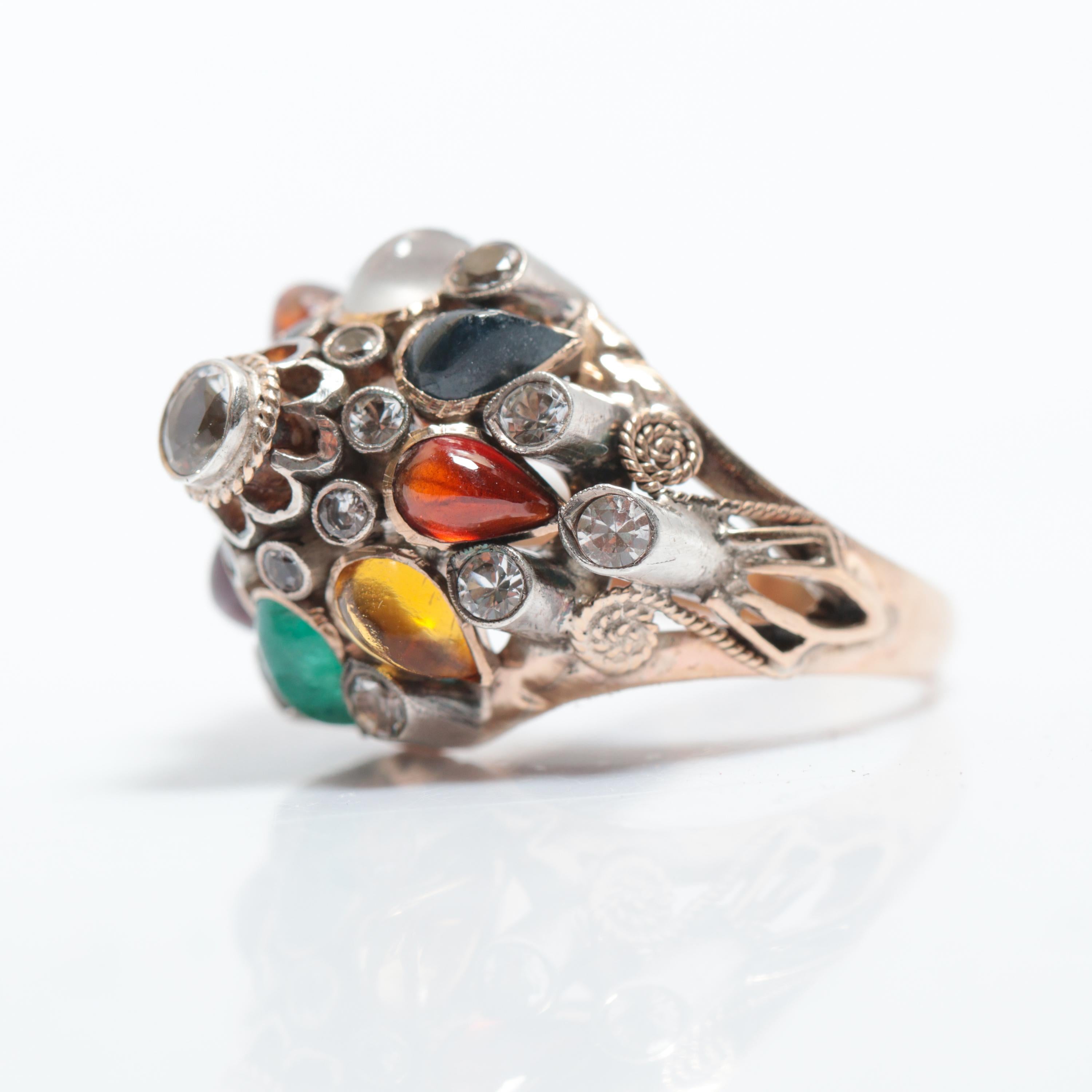 Cabochon Drammatico anello Harem con pietre multiple del Medioevo. in vendita