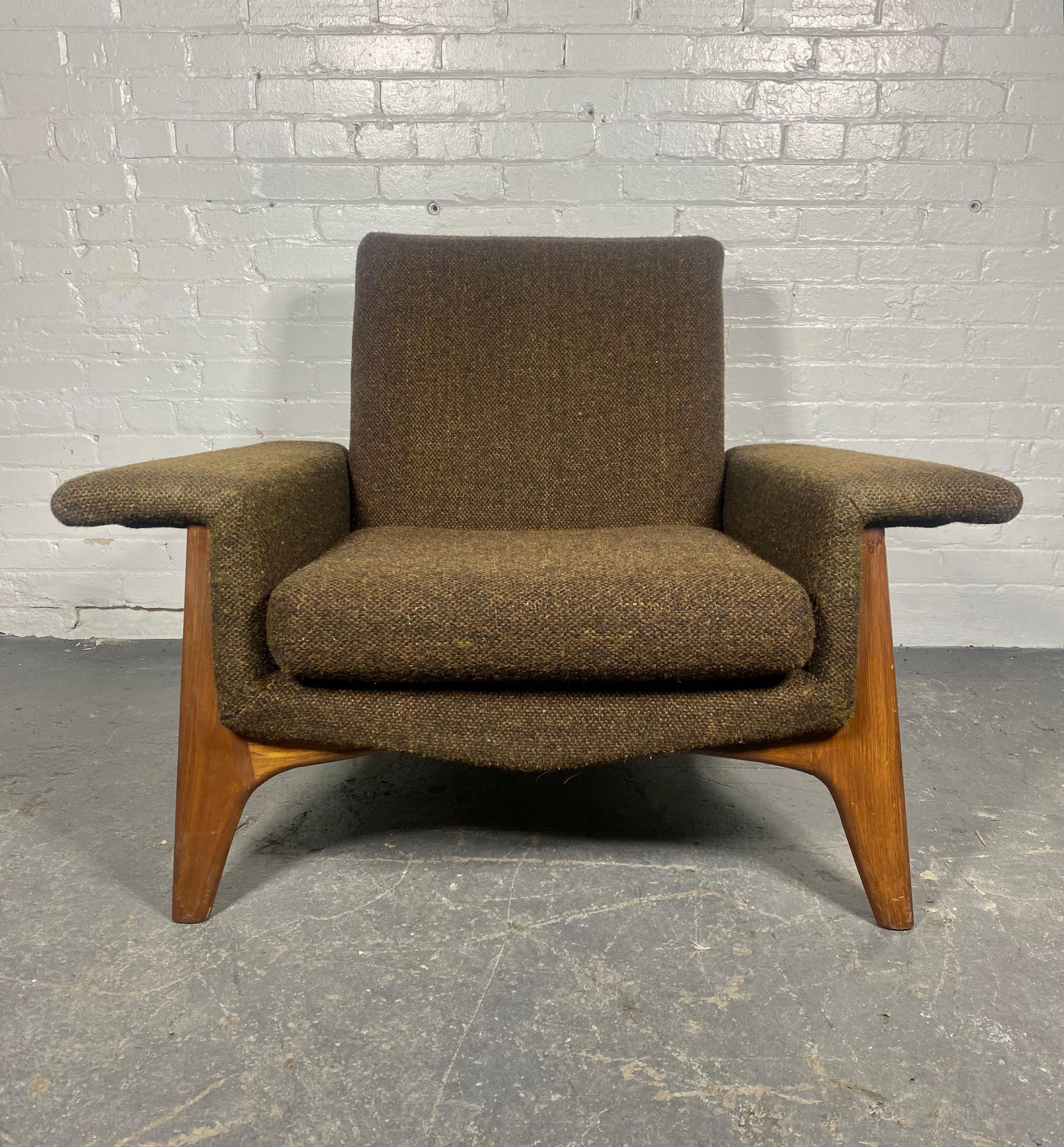 Dramatic Modernist Lounge Chair by Adrian Pearsall.Sculptural Walnut Base. In Good Condition For Sale In Buffalo, NY