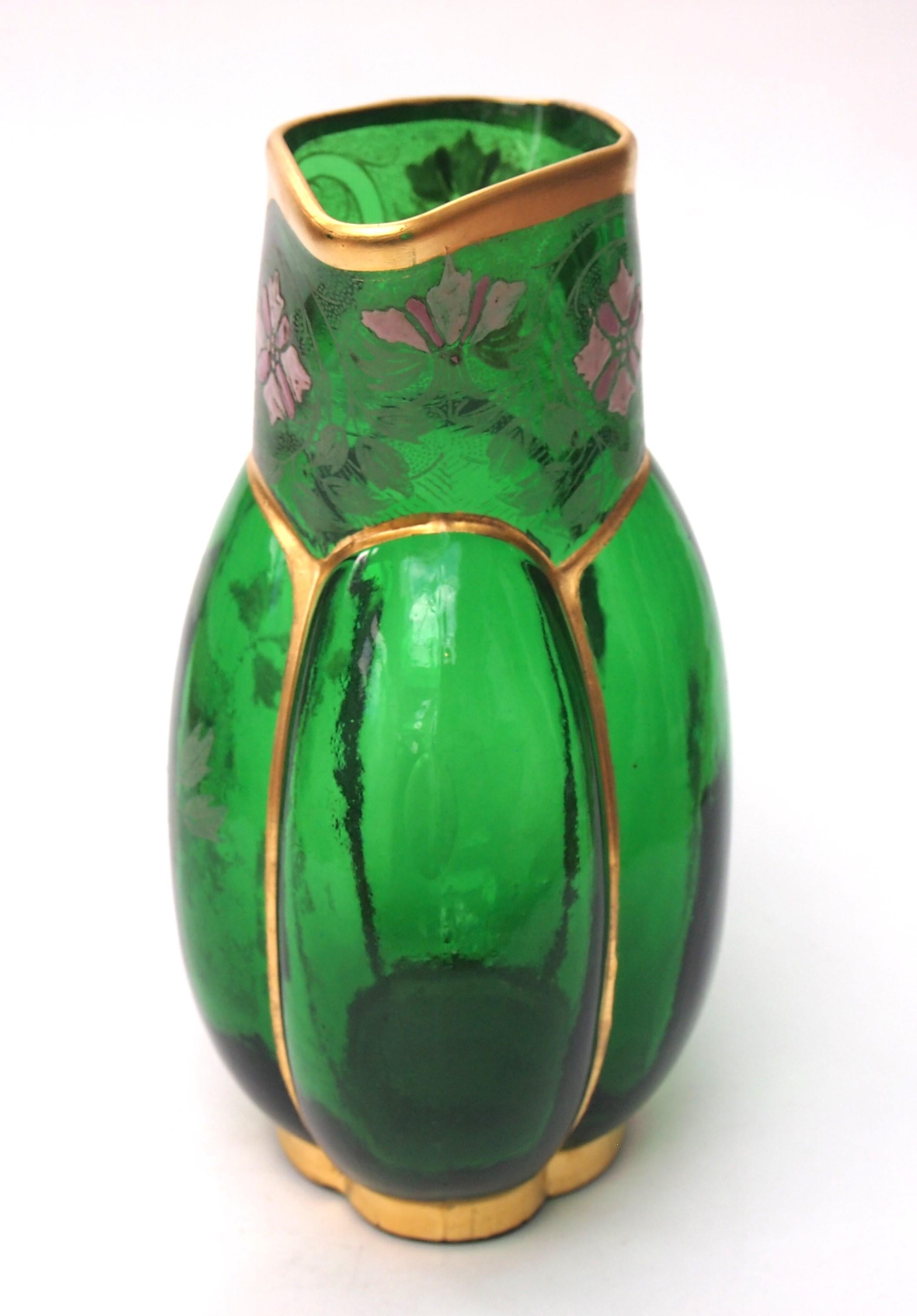 Magnifique vase Legras de la fin du XIXe siècle, de style Arts and Crafts français, émaillé de fleurs roses et blanches.  avec un cerclage doré et un corps en verre vert vibrant. il a la forme d'un sac ouvert, la dorure donne l'illusion d'être des