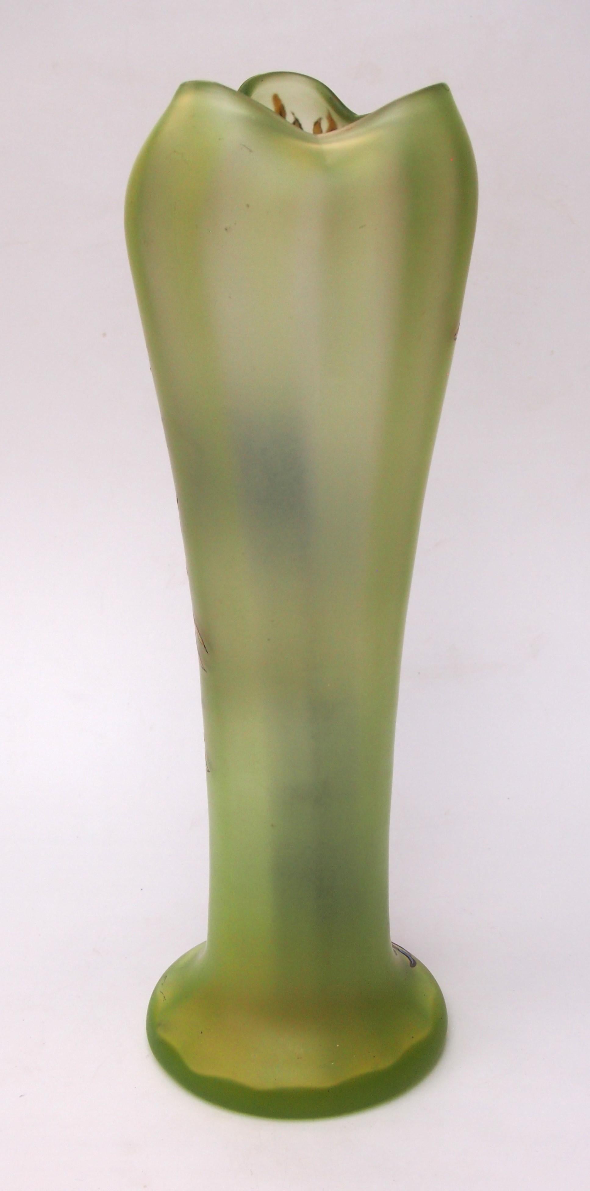 Art Nouveau Drammatico vaso monumentale francese con pavone smaltato Legras del 1900 circa su vetro uranio in vendita