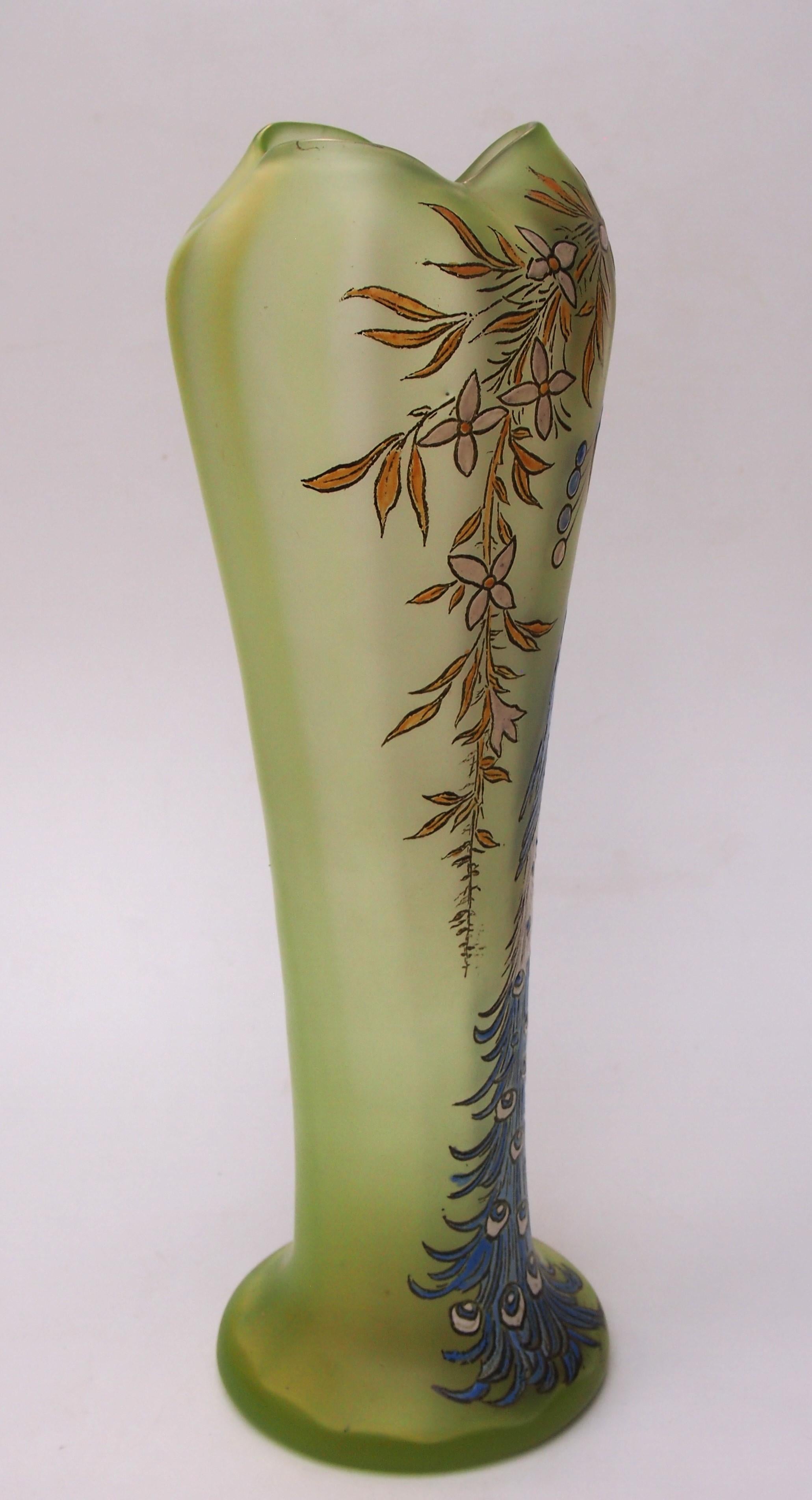 Francese Drammatico vaso monumentale francese con pavone smaltato Legras del 1900 circa su vetro uranio in vendita