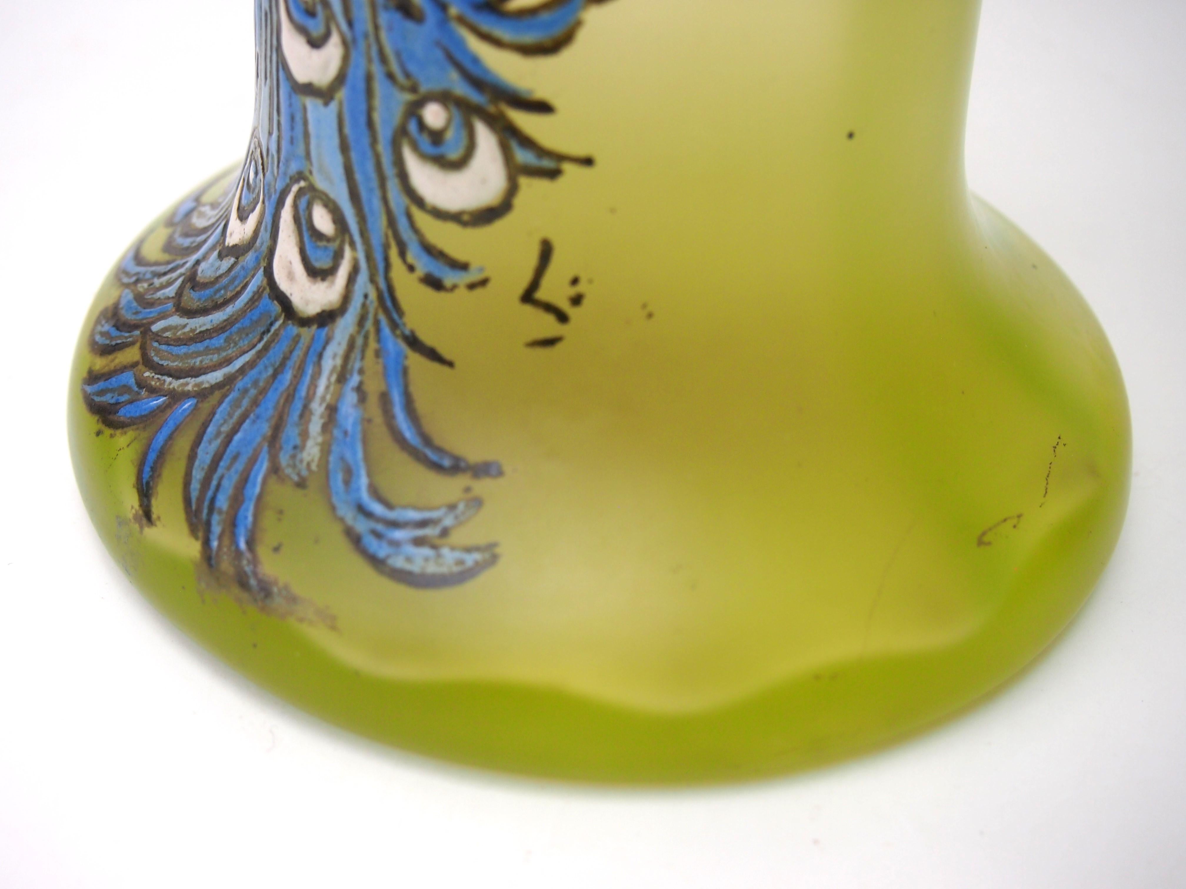 Inizio XX secolo Drammatico vaso monumentale francese con pavone smaltato Legras del 1900 circa su vetro uranio in vendita