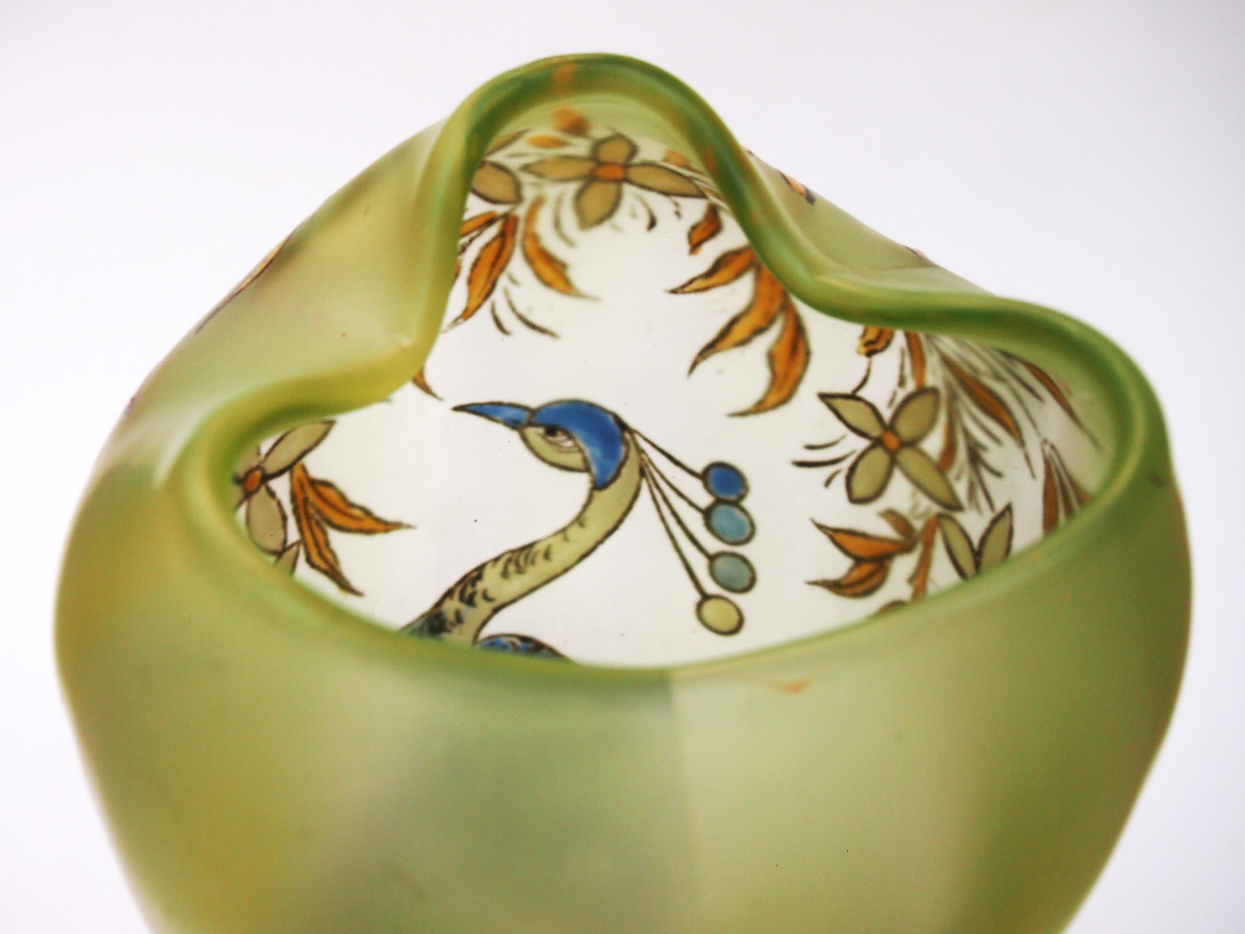 Vetro artistico Drammatico vaso monumentale francese con pavone smaltato Legras del 1900 circa su vetro uranio in vendita