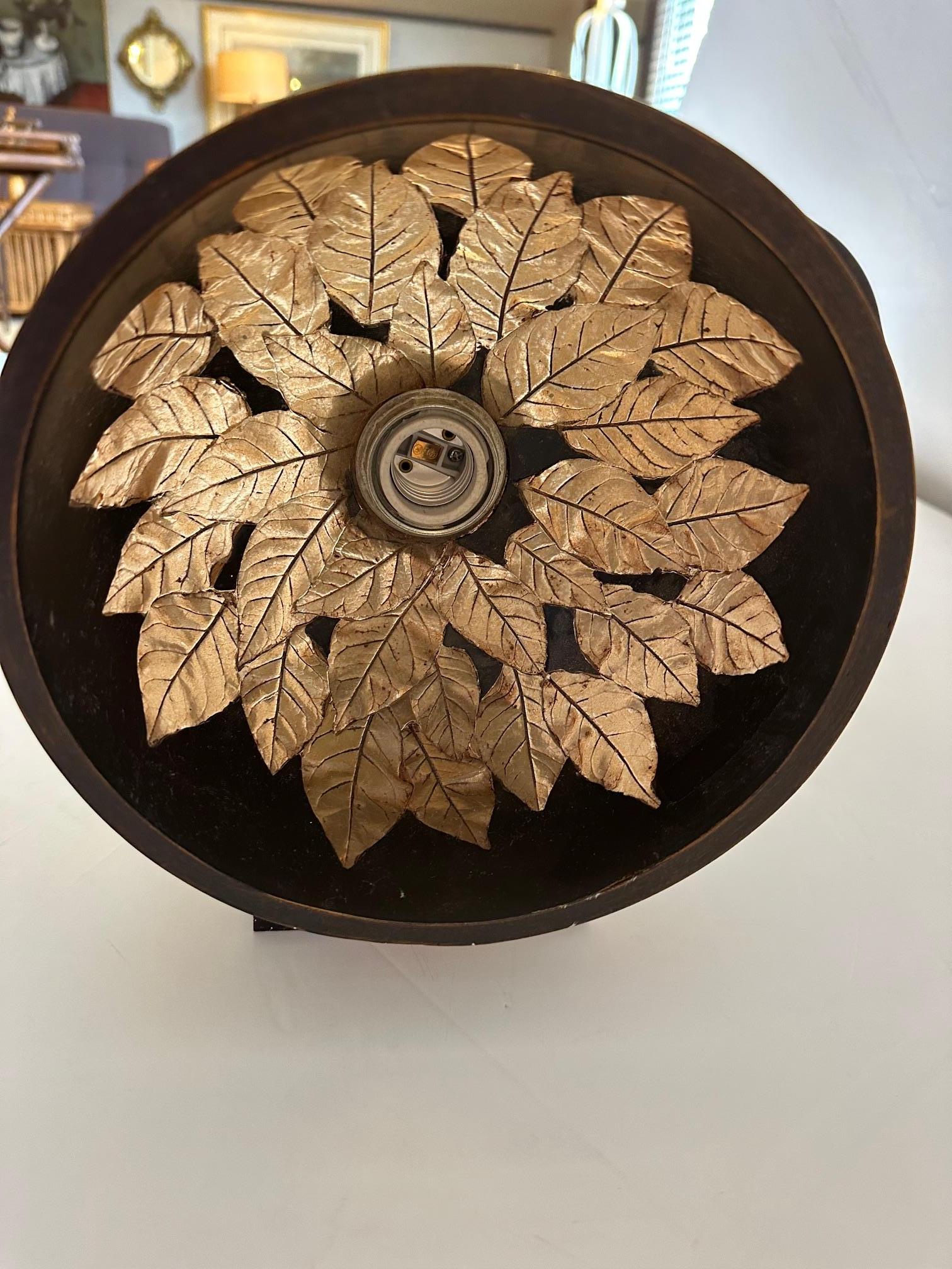 Dramático Par de Apliques de Pared de Metal Bronce con Hojas de Bronce Sumergido Estadounidense en venta