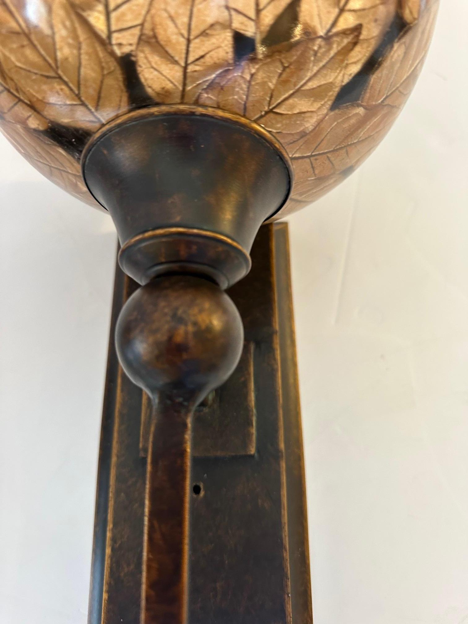 Dramático Par de Apliques de Pared de Metal Bronce con Hojas de Bronce Sumergido en Bueno estado para la venta en Hopewell, NJ