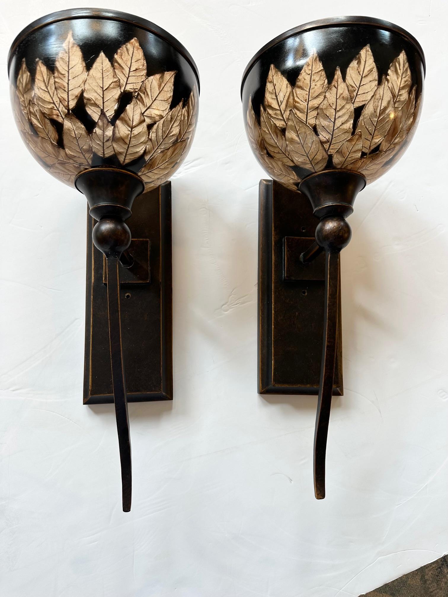 Dramático Par de Apliques de Pared de Metal Bronce con Hojas de Bronce Sumergido en venta 1