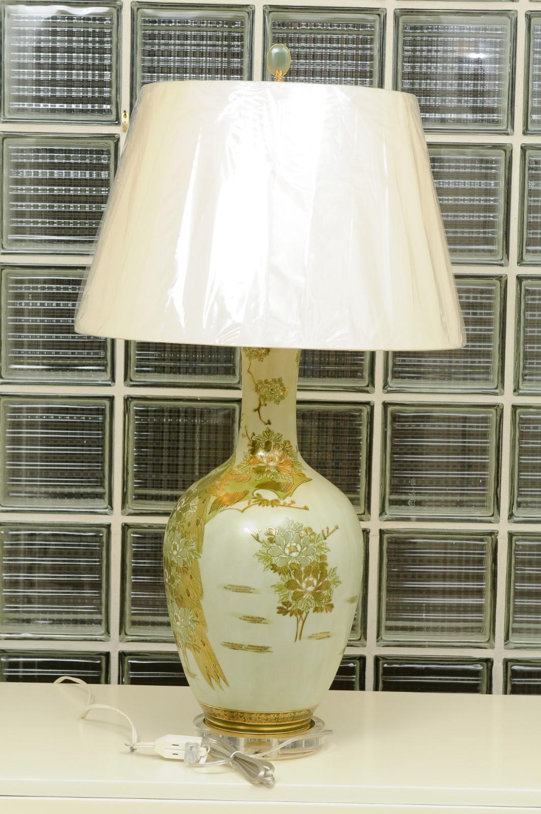 Paire dramatique de lampes asiatiques peintes à la main par Marbro:: circa 1960 en vente 7