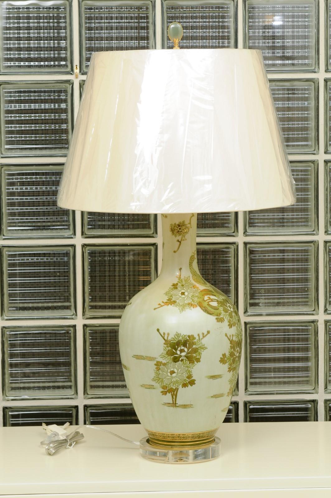 Dipinto a mano Drammatica coppia di lampade asiatiche dipinte a mano di Marbro, circa 1960 in vendita