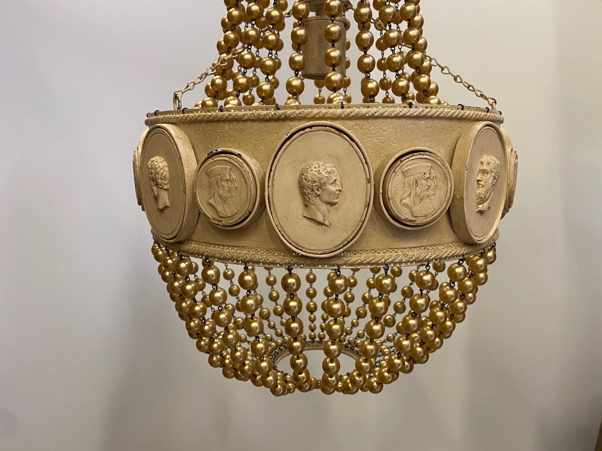 Paire de spectaculaires lustres à suspension en perles Hollywood Regency en vente 6