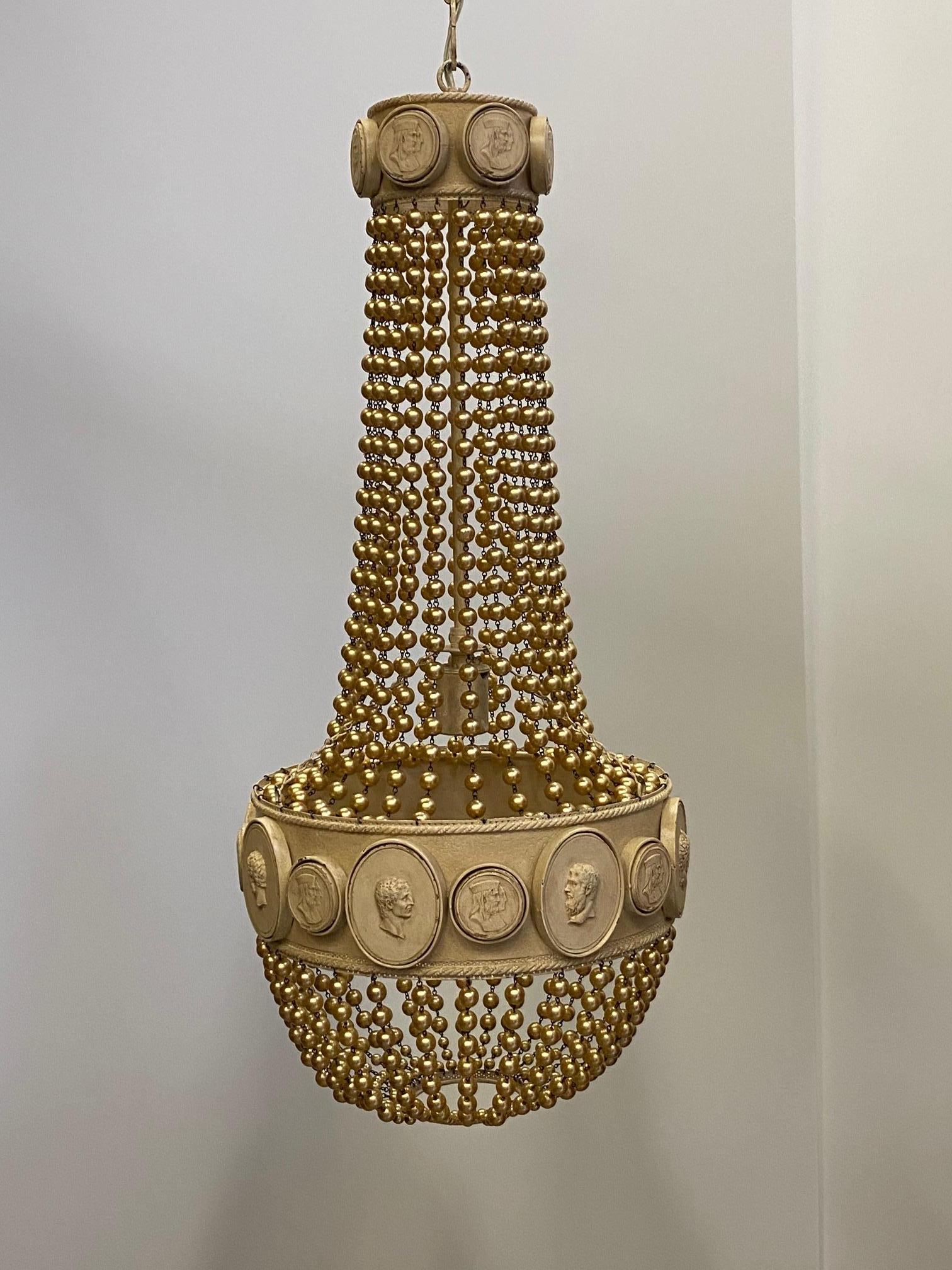 Paire de spectaculaires lustres à suspension en perles Hollywood Regency en vente 7