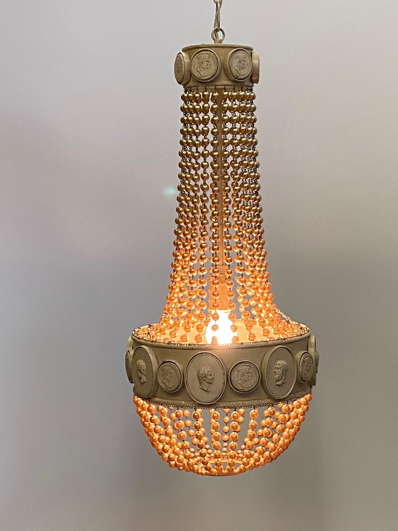 Paire de spectaculaires lustres à suspension en perles Hollywood Regency en vente 8
