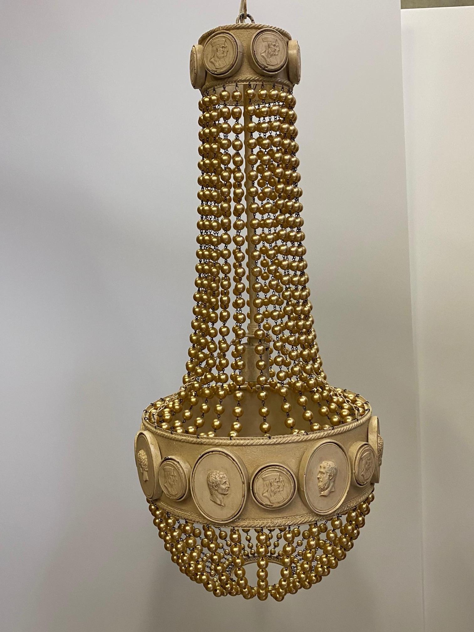 Paire de spectaculaires lustres à suspension en perles Hollywood Regency Bon état - En vente à Hopewell, NJ