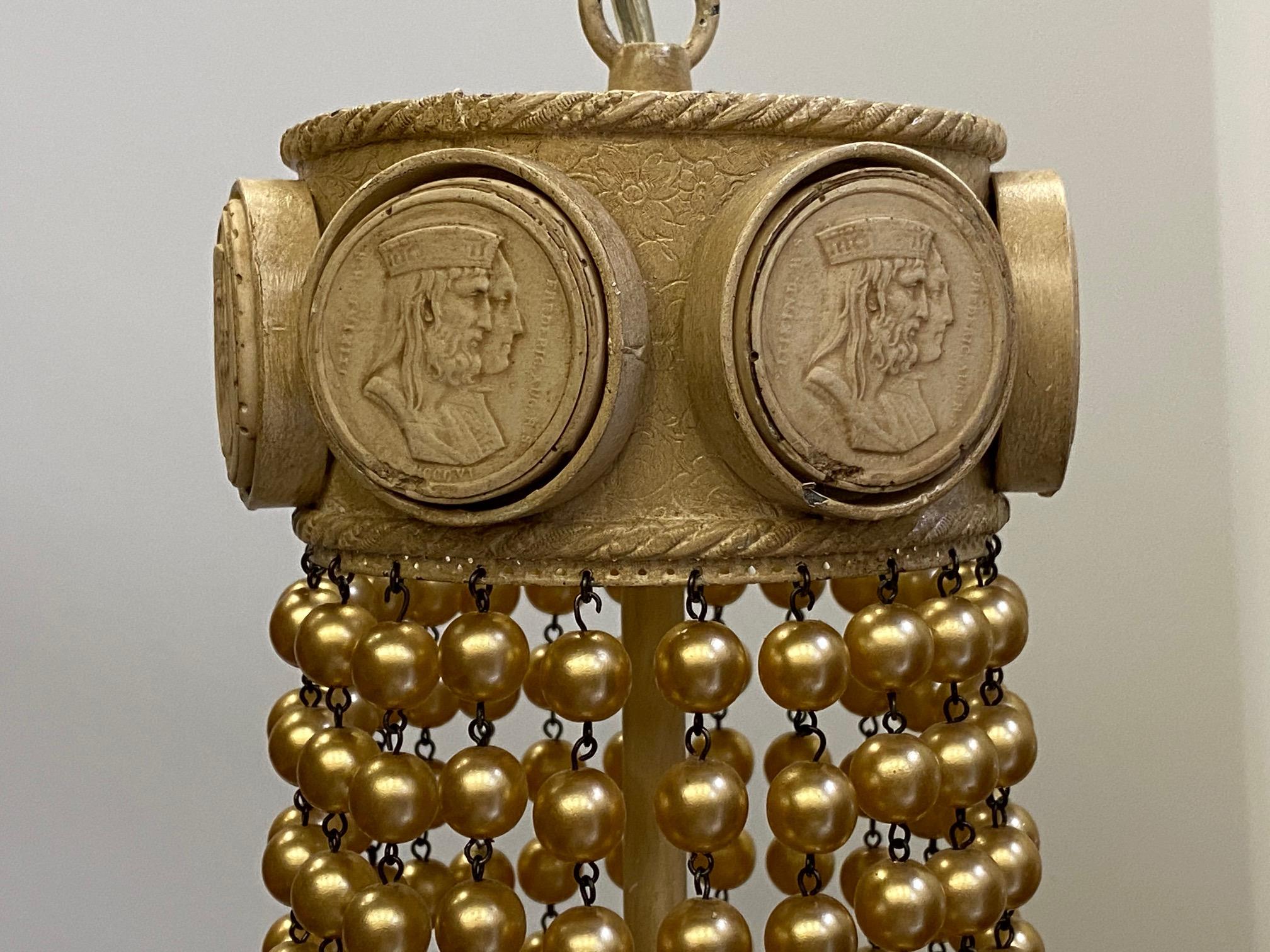 Métal Paire de spectaculaires lustres à suspension en perles Hollywood Regency en vente