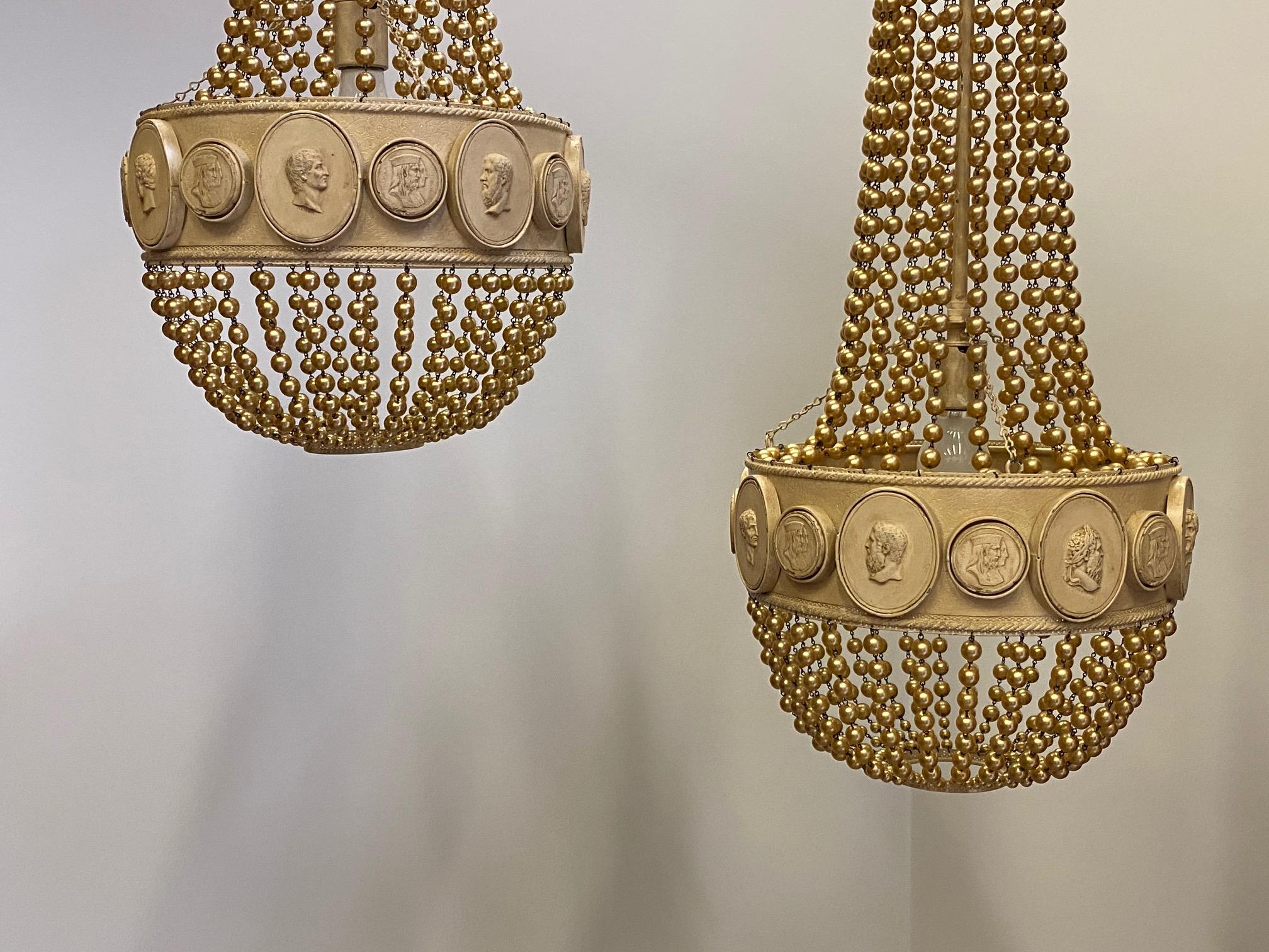 Paire de spectaculaires lustres à suspension en perles Hollywood Regency en vente 3