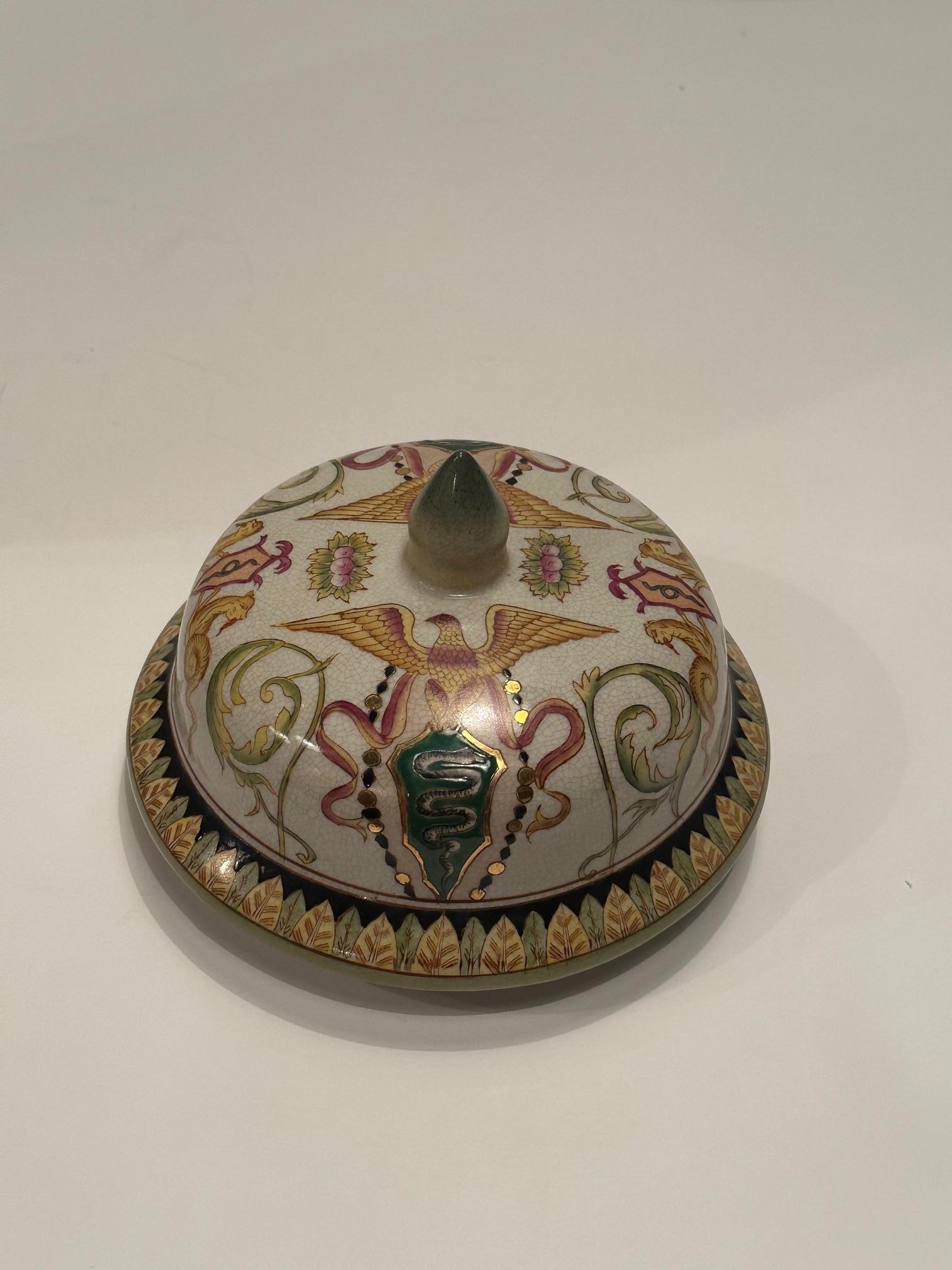 Paire de très grands vases à couvercle en majolique avec motif de portrait en vente 4
