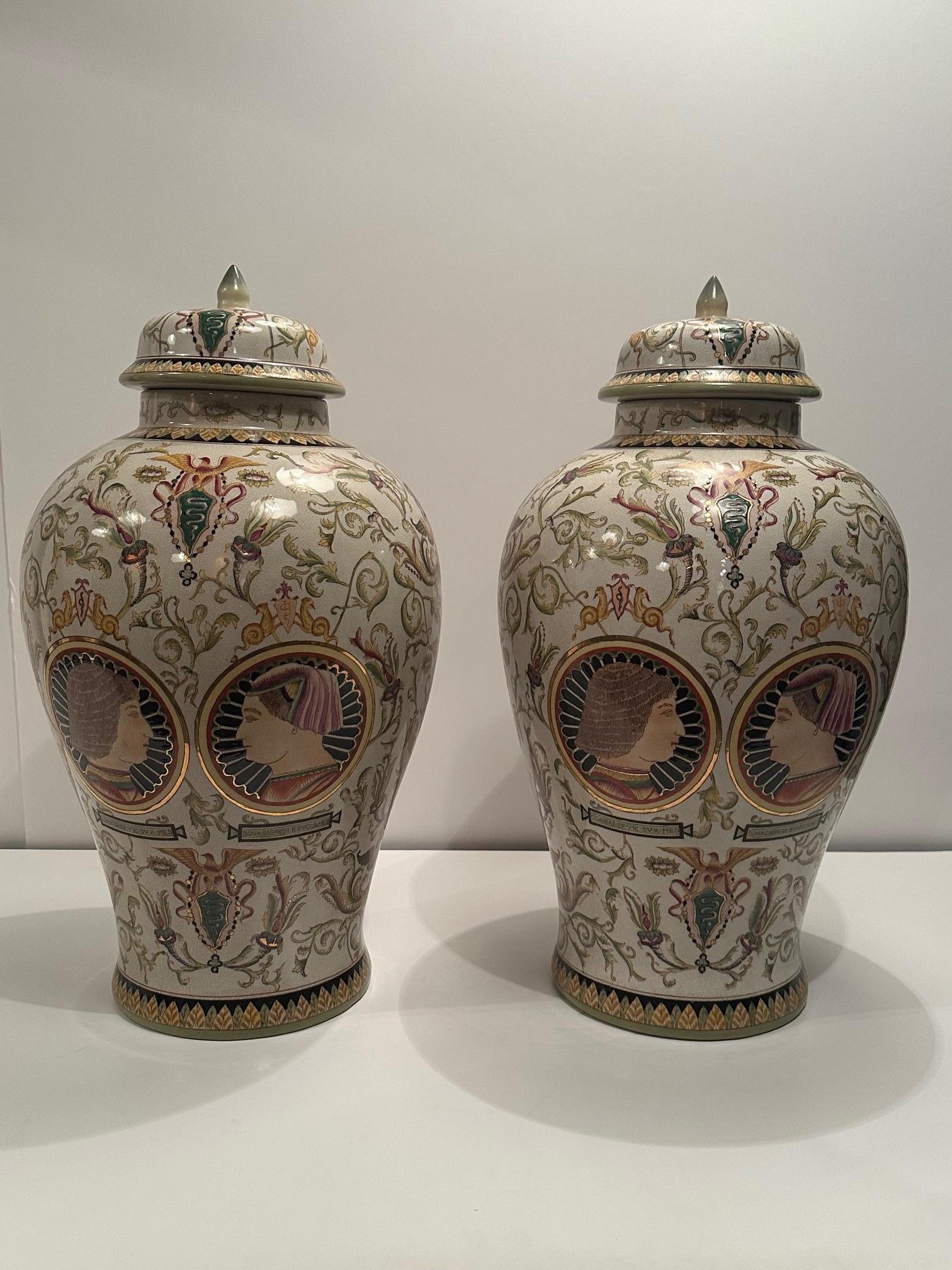 Paire de très grands vases à couvercle en majolique avec motif de portrait en vente 5