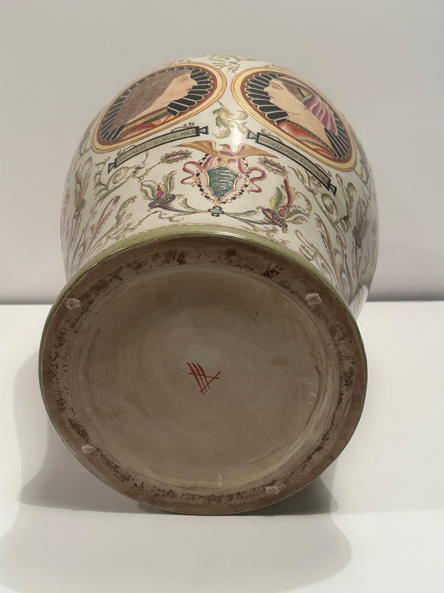Paire de très grands vases à couvercle en majolique avec motif de portrait en vente 7
