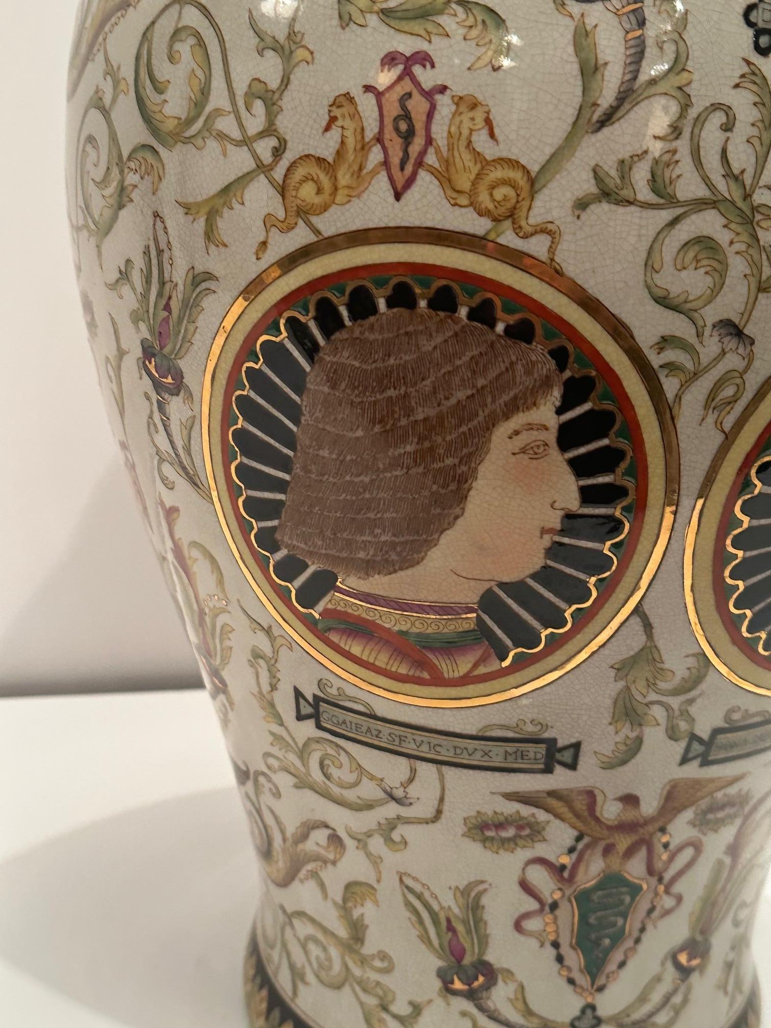 italien Paire de très grands vases à couvercle en majolique avec motif de portrait en vente