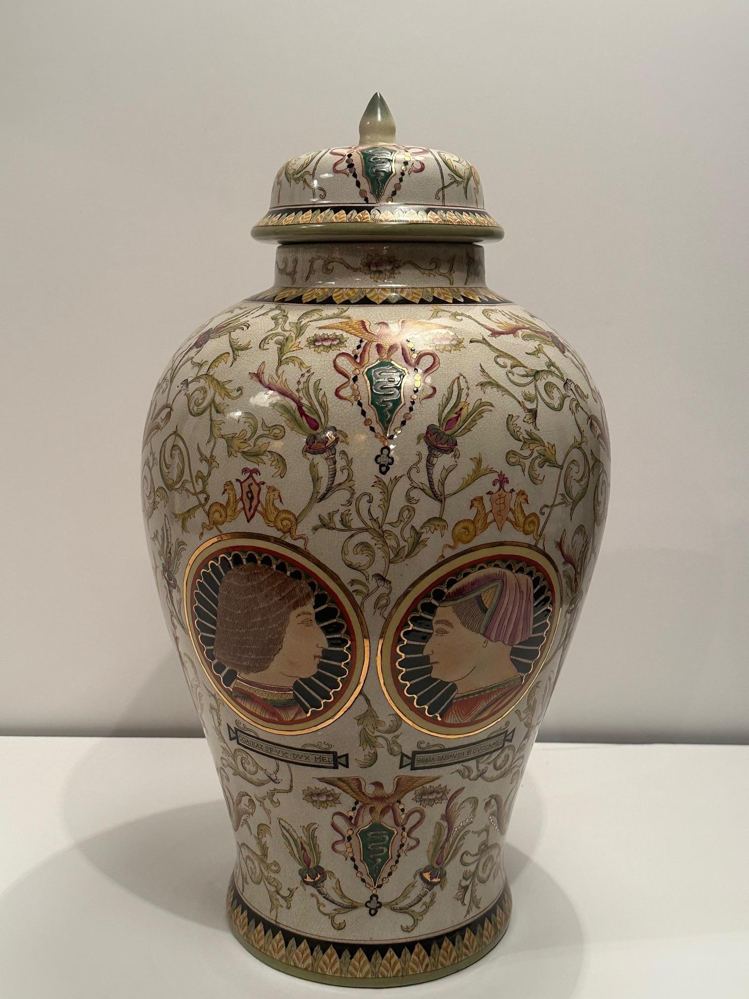 Paire de très grands vases à couvercle en majolique avec motif de portrait Bon état - En vente à Hopewell, NJ