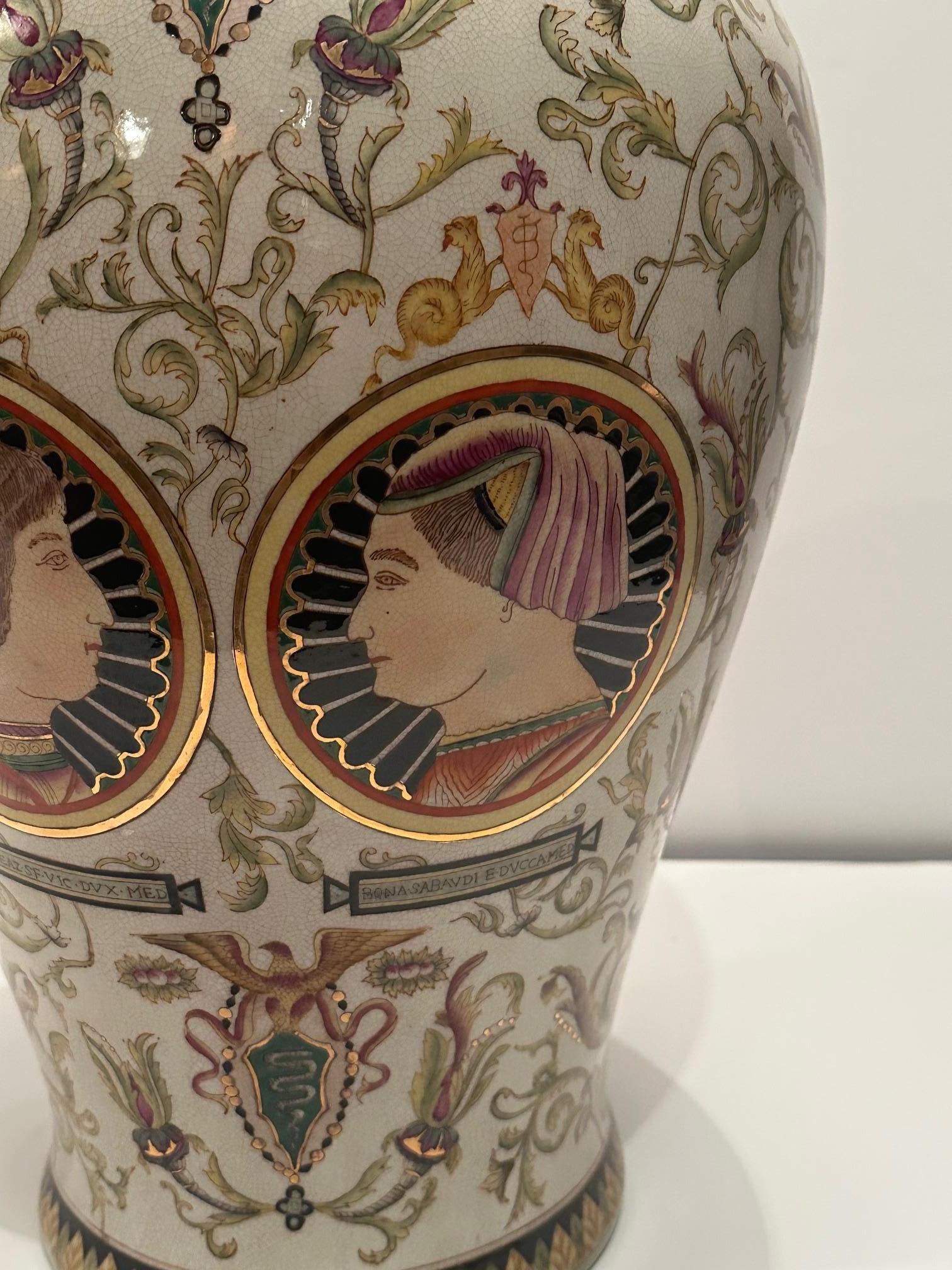 20ième siècle Paire de très grands vases à couvercle en majolique avec motif de portrait en vente