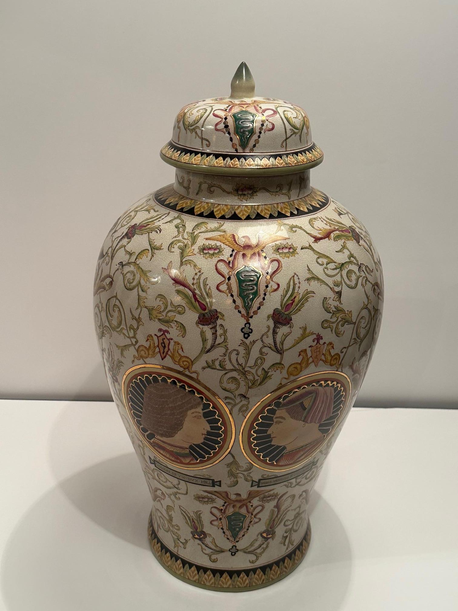 Majolique Paire de très grands vases à couvercle en majolique avec motif de portrait en vente