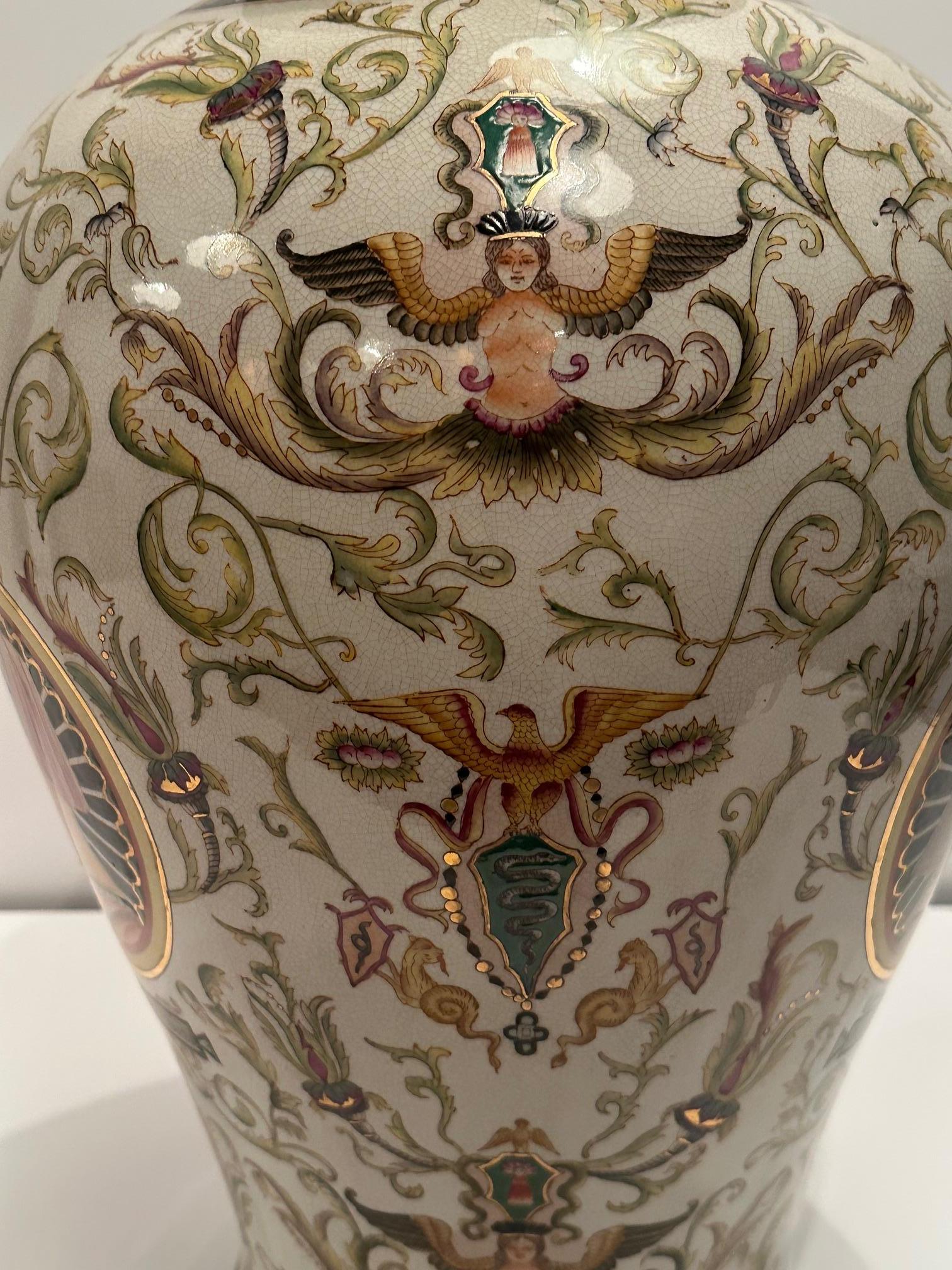 Paire de très grands vases à couvercle en majolique avec motif de portrait en vente 1
