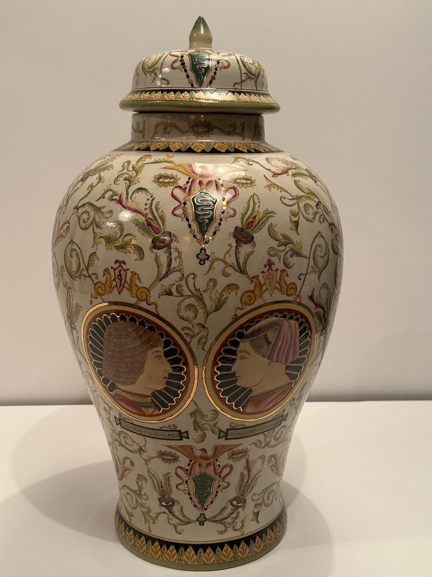 Paire de très grands vases à couvercle en majolique avec motif de portrait en vente 2