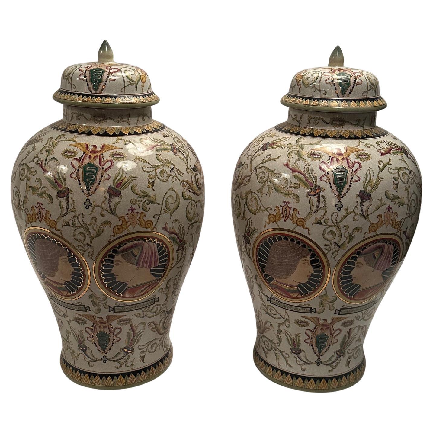 Paire de très grands vases à couvercle en majolique avec motif de portrait en vente