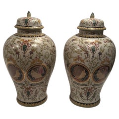 Paire de très grands vases à couvercle en majolique avec motif de portrait