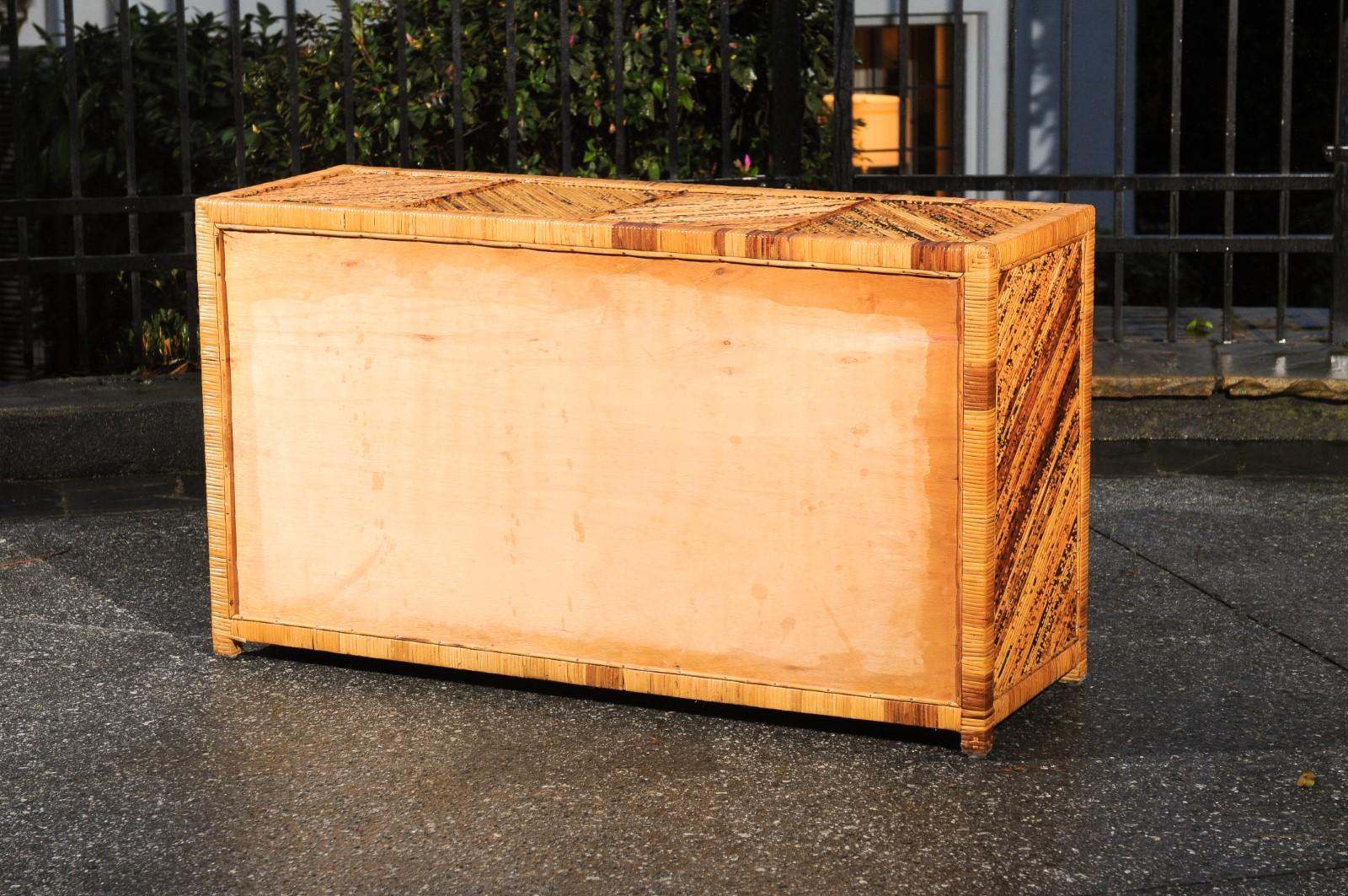Fine XX secolo Drammatica commode in canna e bambù Chevron restaurata, Filippine, circa 1975 in vendita