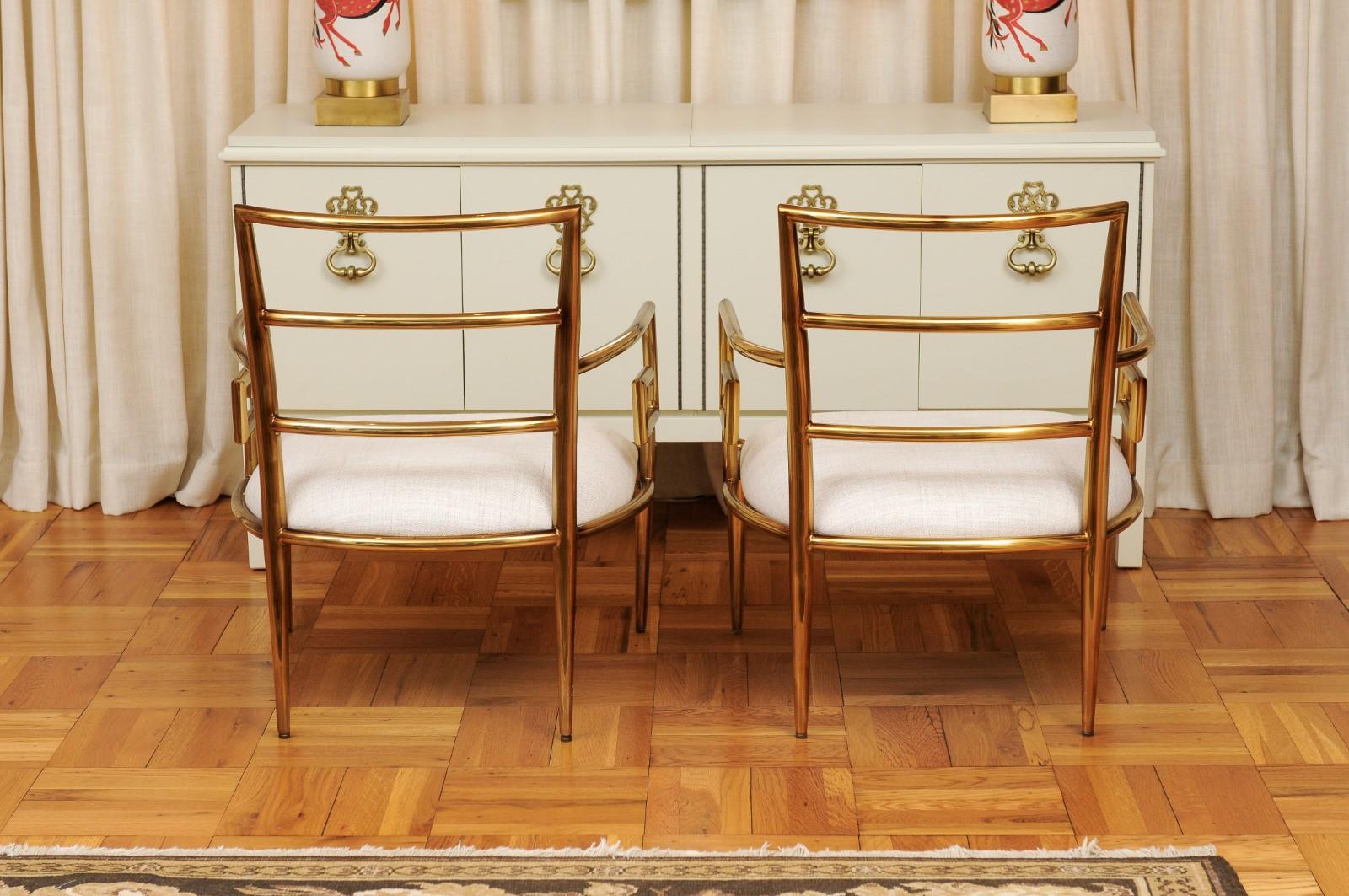 Dramatique paire de fauteuils restaurés en laiton à motif de clé grecque  3