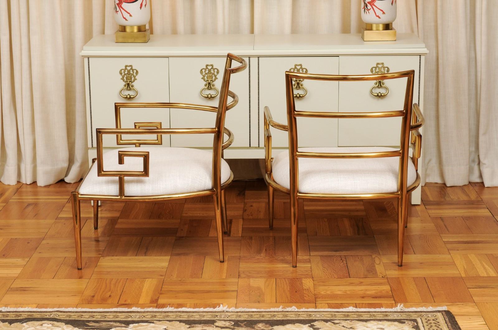 Dramatique paire de fauteuils restaurés en laiton à motif de clé grecque  4