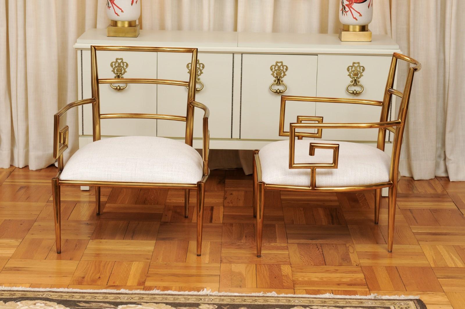 Dramatique paire de fauteuils restaurés en laiton à motif de clé grecque  5