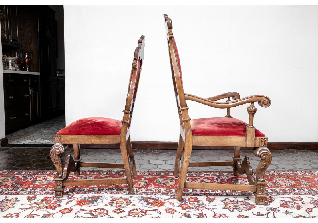 Ensemble spectaculaire de chaises de salle à manger de style 17ème siècle sculptées et tapissées de velours  en vente 5