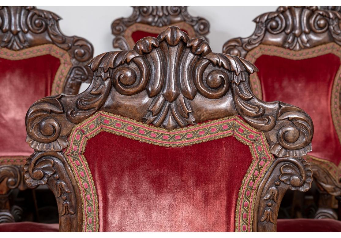 Baroque Ensemble spectaculaire de chaises de salle à manger de style 17ème siècle sculptées et tapissées de velours  en vente