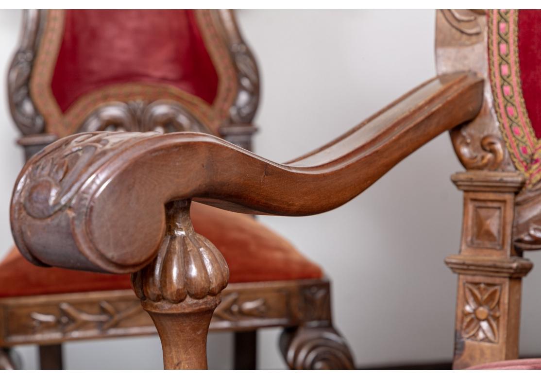 Ensemble spectaculaire de chaises de salle à manger de style 17ème siècle sculptées et tapissées de velours  Bon état - En vente à Bridgeport, CT