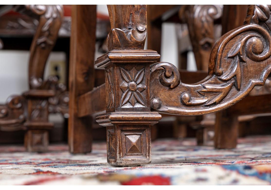 20ième siècle Ensemble spectaculaire de chaises de salle à manger de style 17ème siècle sculptées et tapissées de velours  en vente