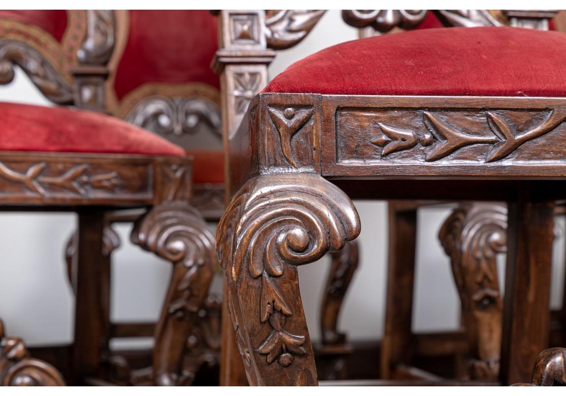 Tissu Ensemble spectaculaire de chaises de salle à manger de style 17ème siècle sculptées et tapissées de velours en vente