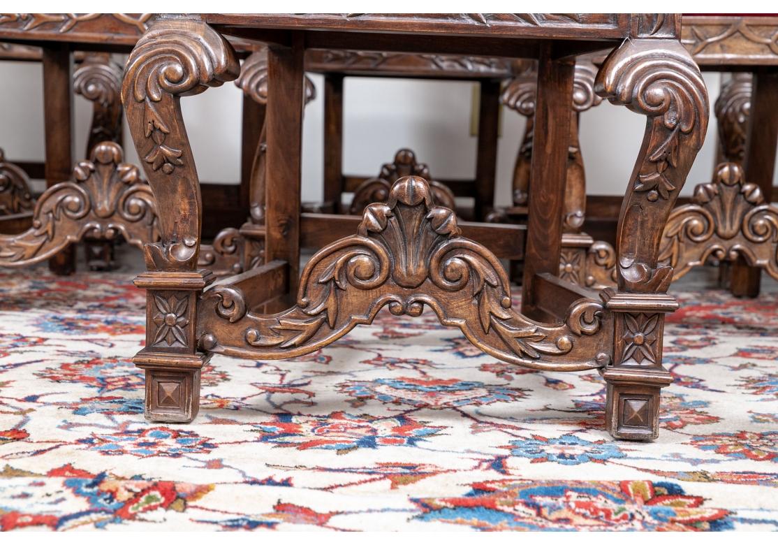 Ensemble spectaculaire de chaises de salle à manger de style 17ème siècle sculptées et tapissées de velours  en vente 1