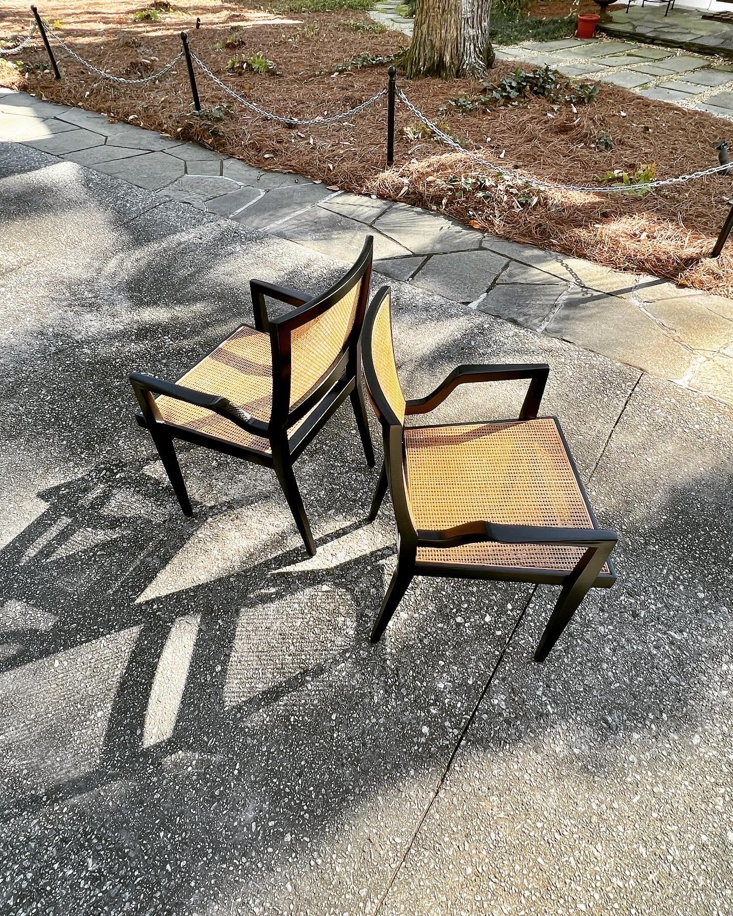Ensemble spectaculaire de 20 fauteuils sophistiqués en laque noire en rotin de Michael Taylor en vente 12